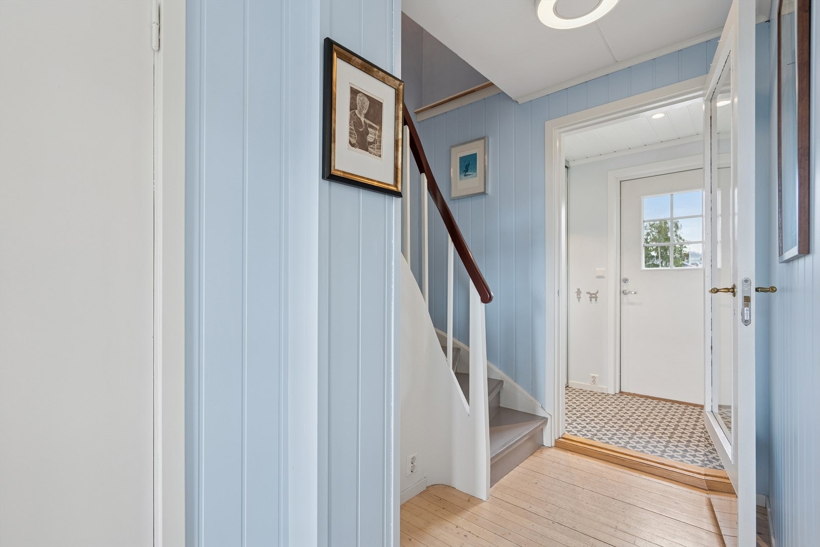 Videre føres du inn til gang med trapp opp til 2.etasje. Galleribilde