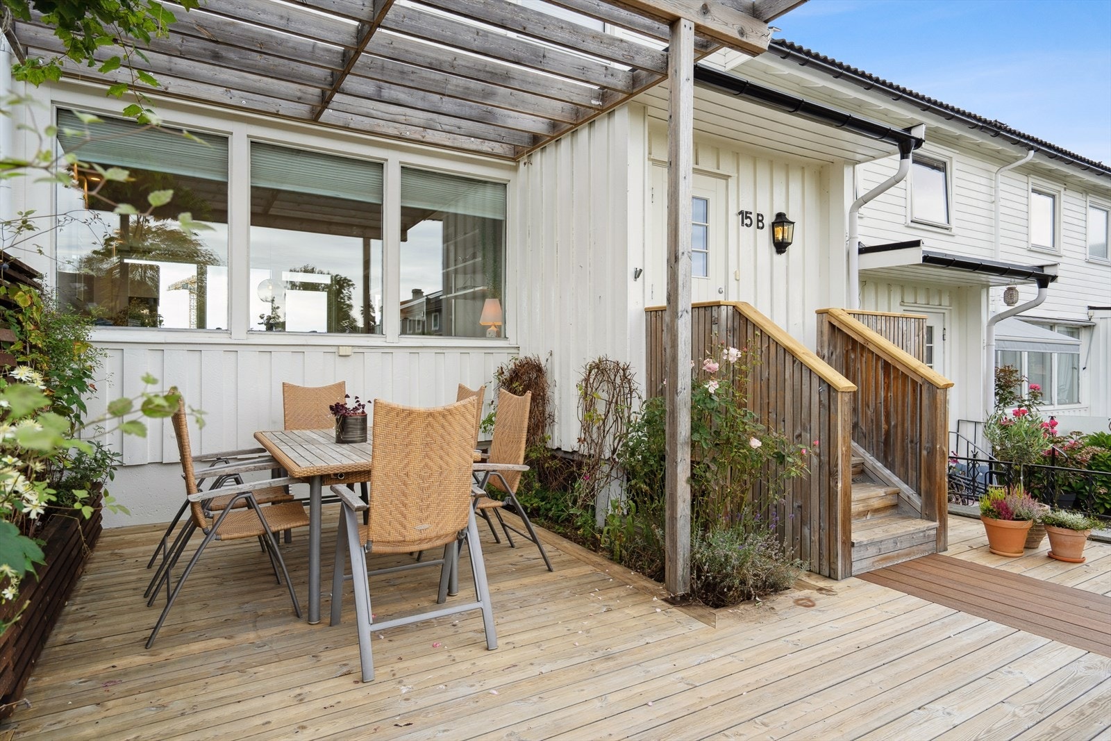 Uteplassen foran har delvis overbygd tak og det er sol store deler av dagen. Galleribilde