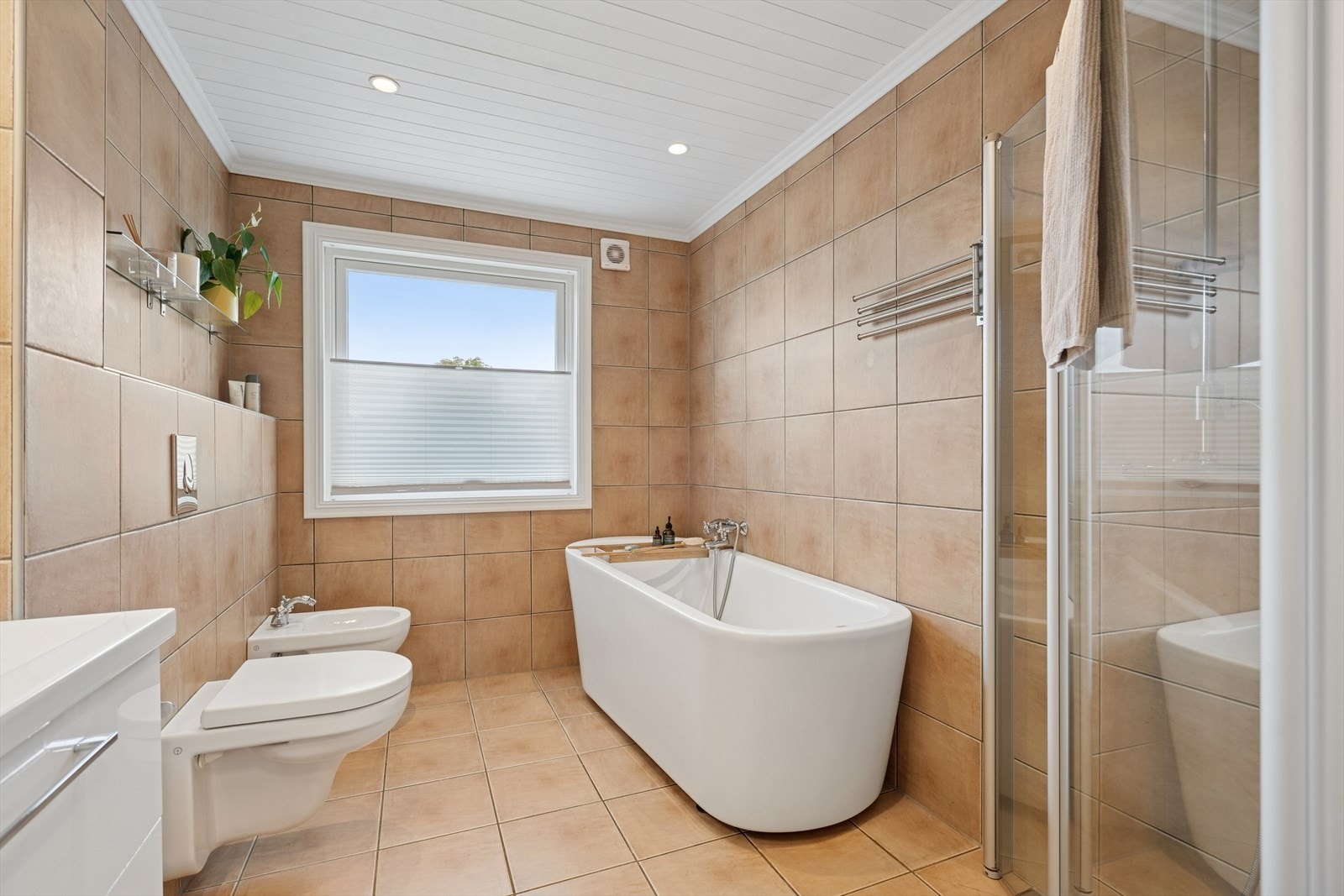 Badet ble renovert i 2009/10 ifølge tidligere takstrapport og har varmekabler i gulv. Galleribilde