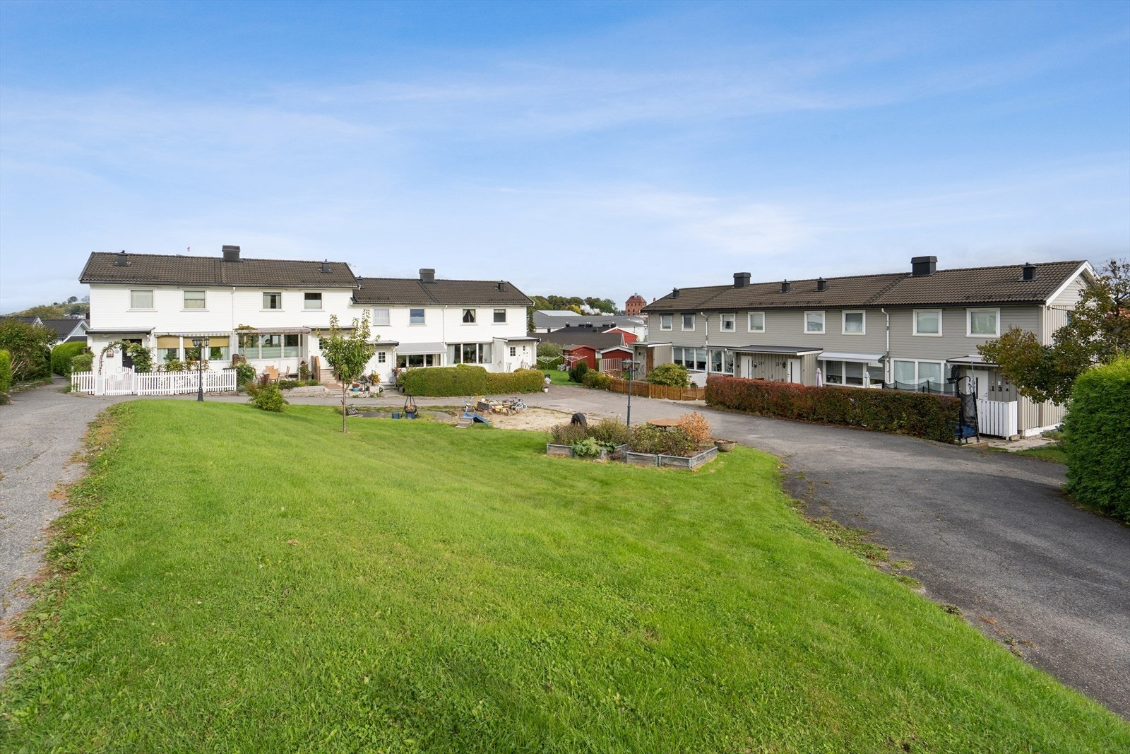 Her bor du sentralt og samtidig tilbaketrukket, med kort vei til skog, skole og dagligvare. Galleribilde