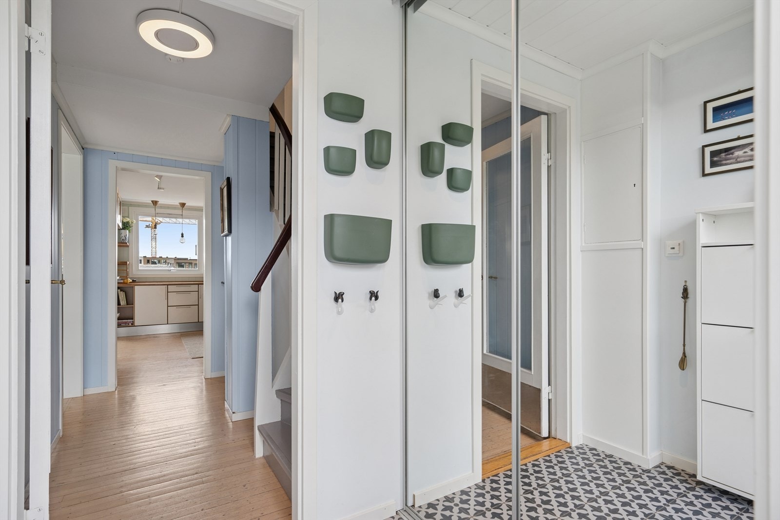 I første etasje ønskes du velkommen inn i en praktisk entré med plass til avhengig og oppbevaring av klær og sko i blant annet skyvedørsgarderobe med speilfronter. Galleribilde