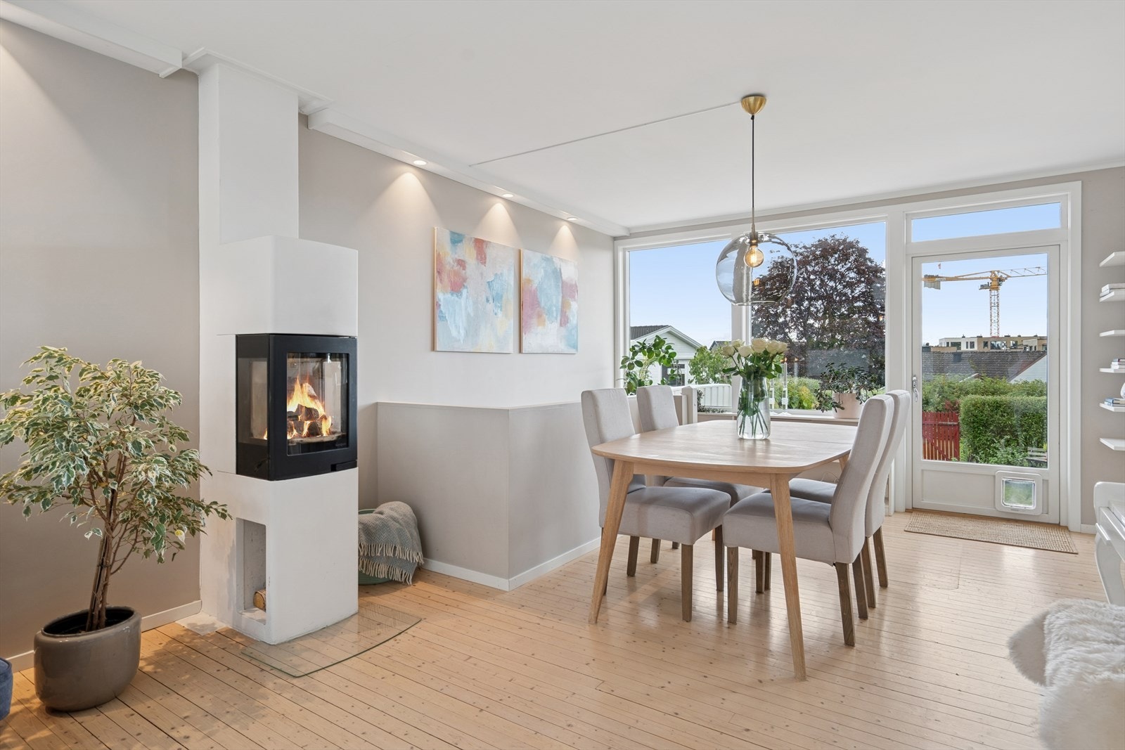 Fra stuen er det utgang til baksiden av boligen. Galleribilde