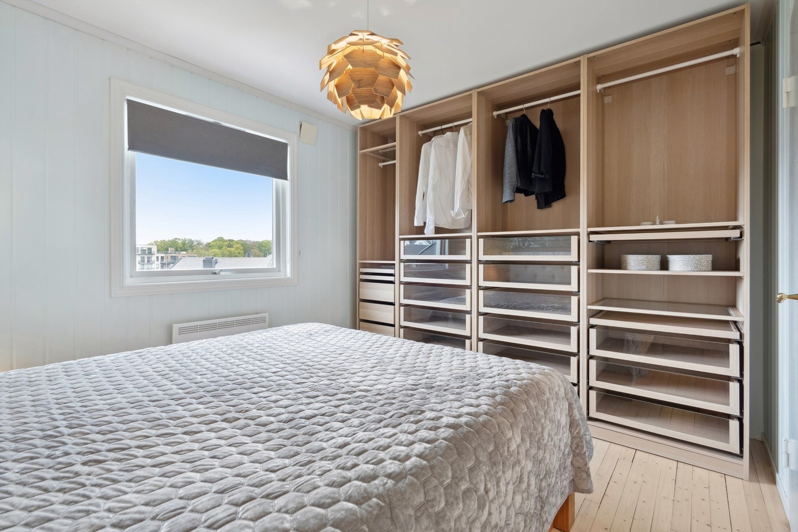 Det er stor og moderne garderobeløsning. Galleribilde