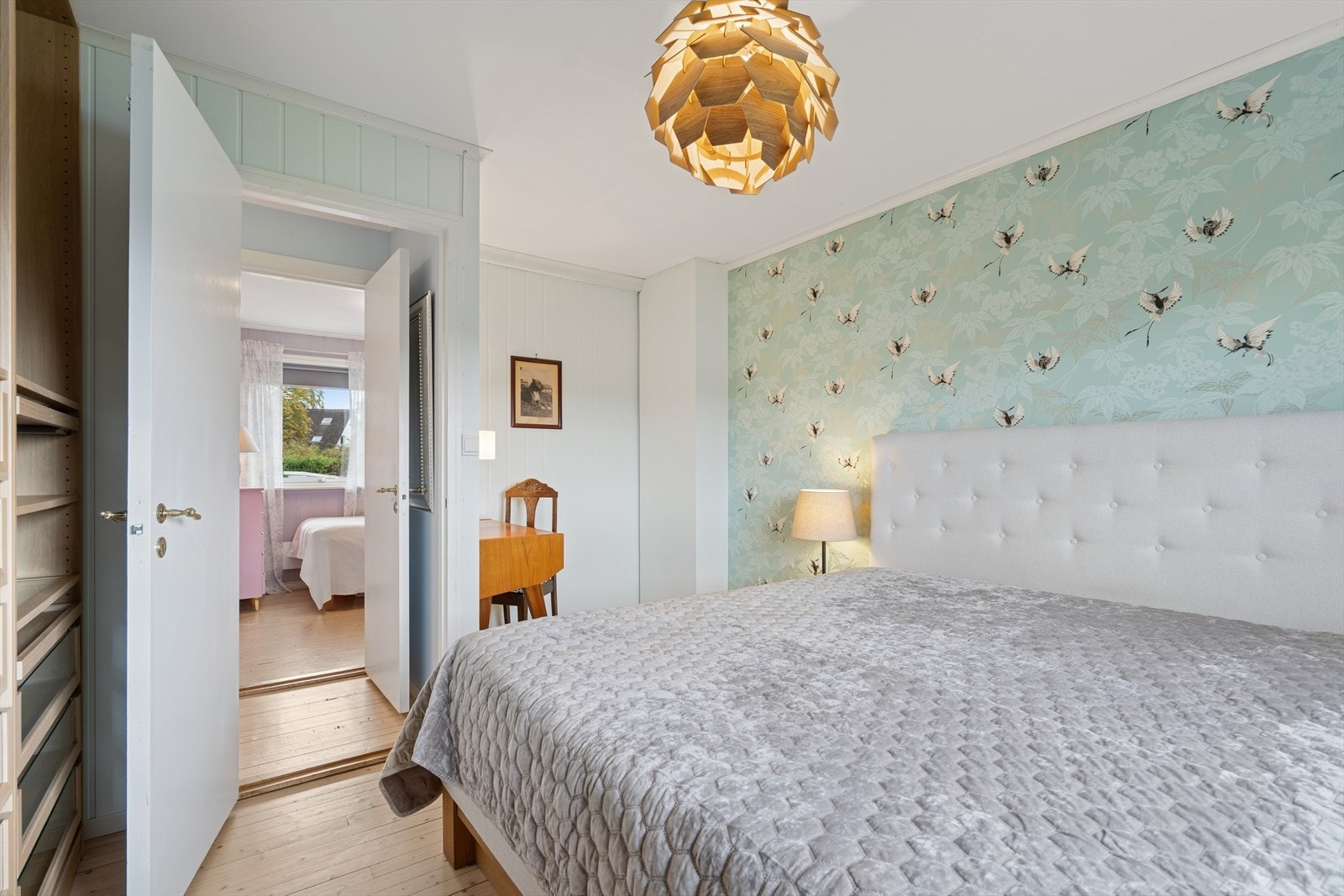 Hovedsovedrommet har plass til dobbeltseng og nattbord. Galleribilde