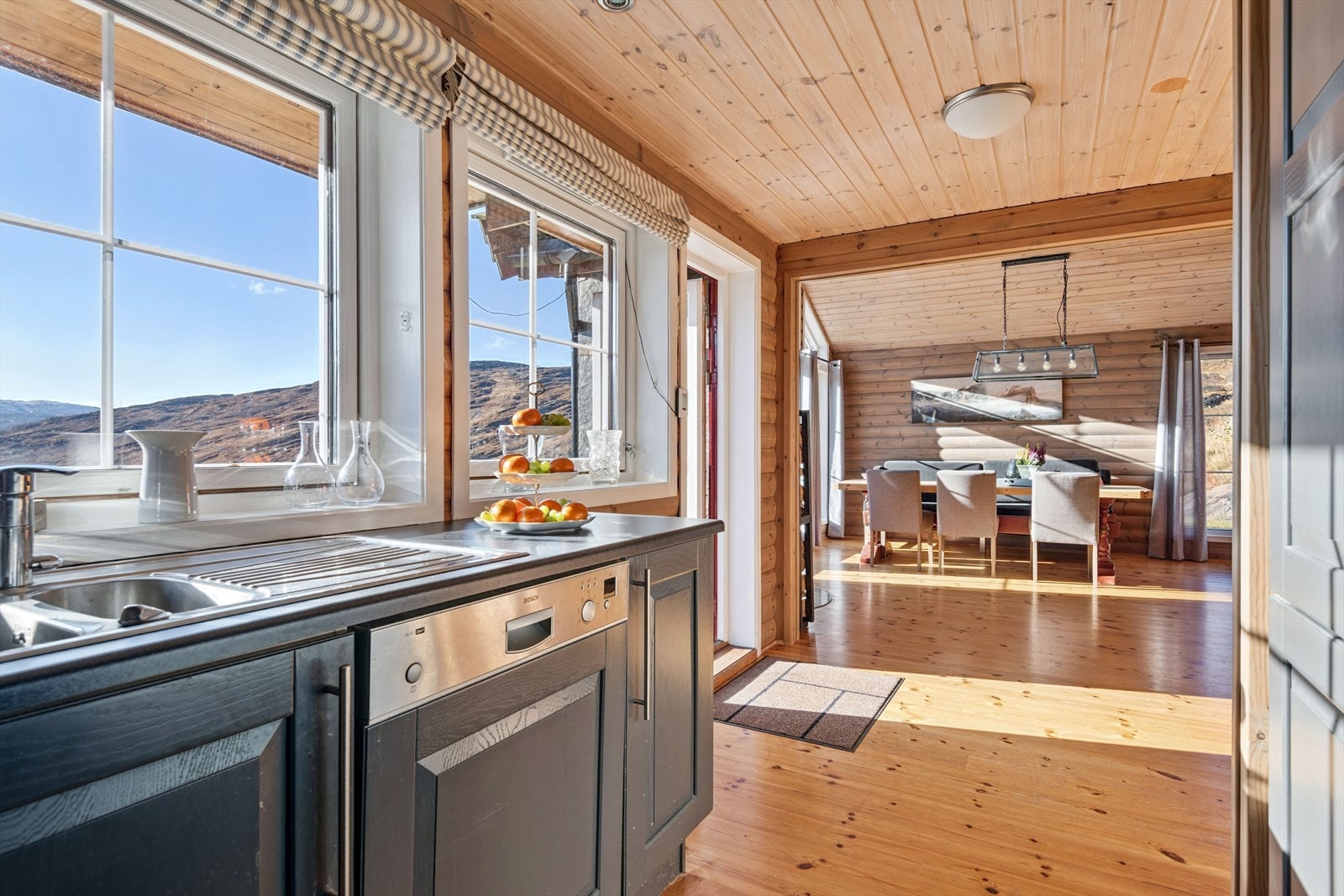 - Godt med skap- og benkeplass til glede for kokken. Merk at alle hvitevarer medfølger handelen kostnadsfritt - Galleribilde