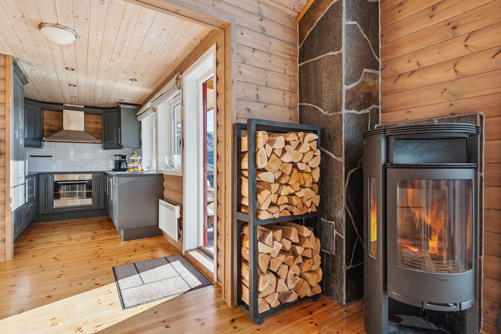 - Hovedetasjen inneholder entré, toalettrom, 2 boder, stue/kjøkken, gang, 3 soverom, badstue, teknisk rom og bad - Galleribilde