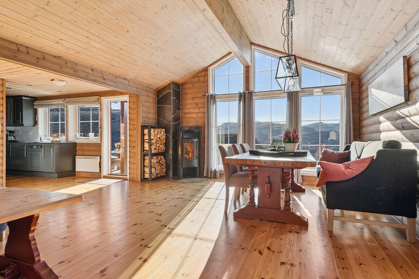 - Hytten har et BRA-i på 129 fordelt over én etasje + hems - Galleribilde