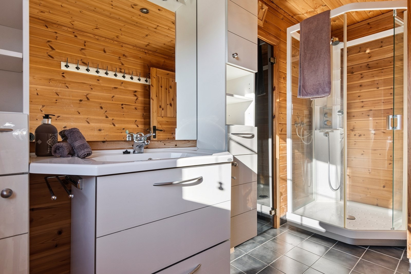 - Badet er innredet med toalett, dusjkabinett og servantmøbel - Galleribilde