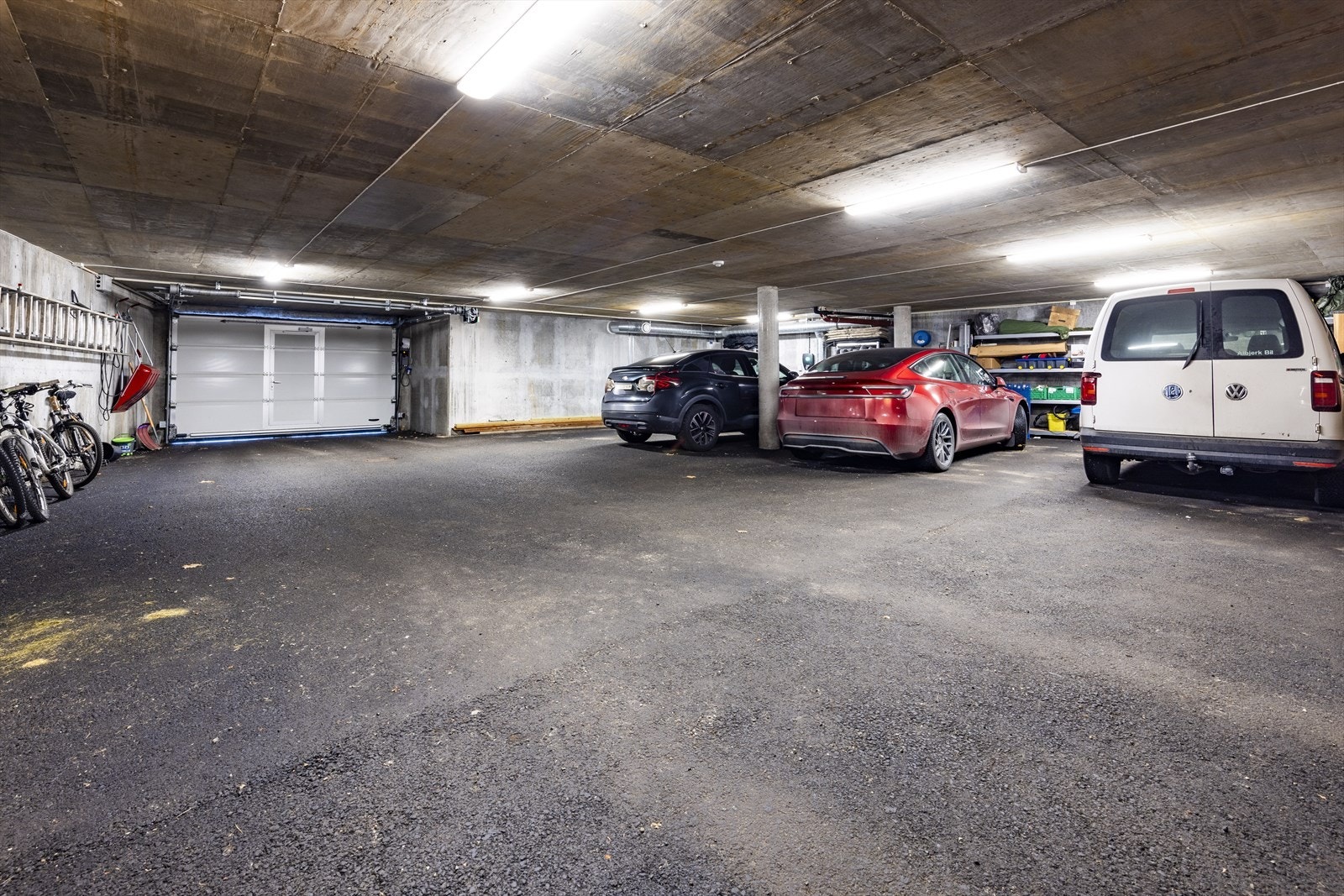 Boligen disponerer 3 biloppstillingsplasser i felles underjordisk garasjekjeller. Montert elbillader. Galleribilde