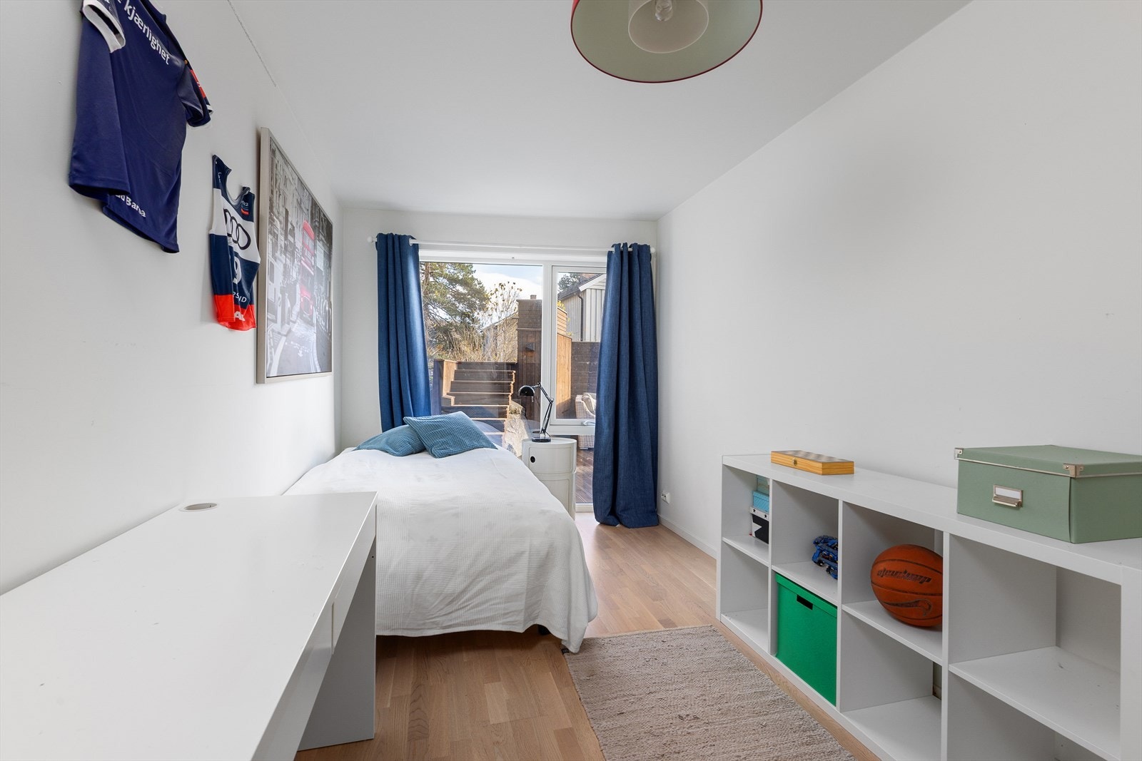 Rommene er lyse og byr på plass for både seng og garderobeløsninger. Galleribilde