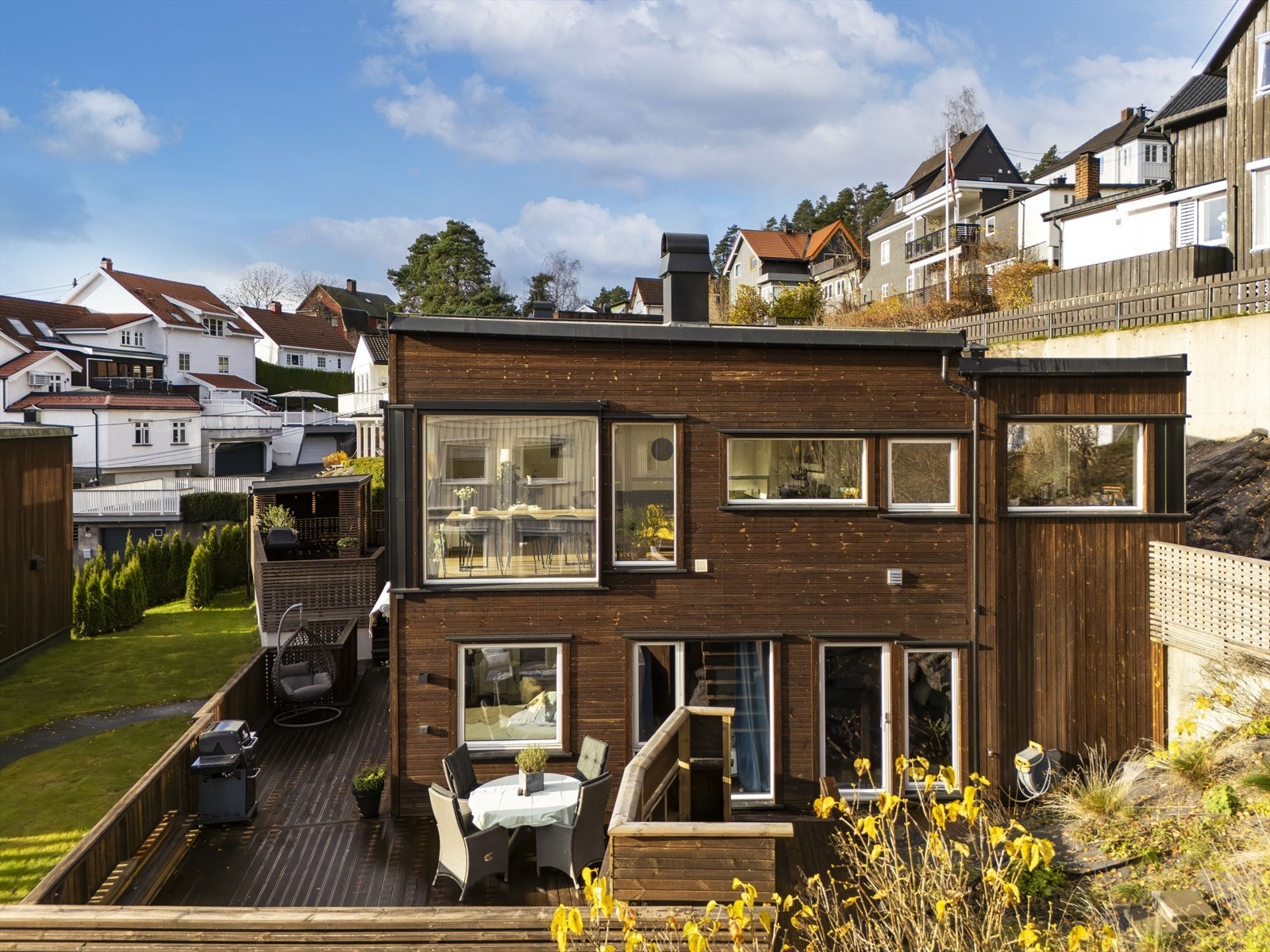 Boligen er bygget i funkis-stil og fremstår som godt vedlikeholdt. Galleribilde