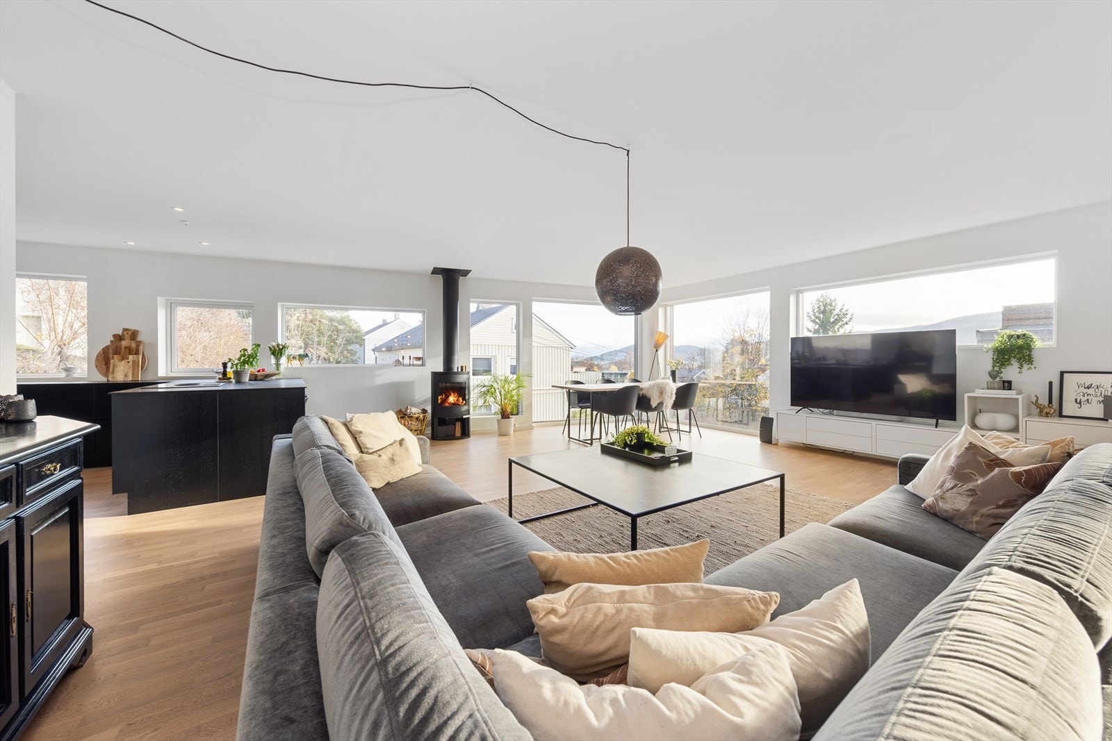 Lys og innbydende stue med luftig atmosfære. Galleribilde