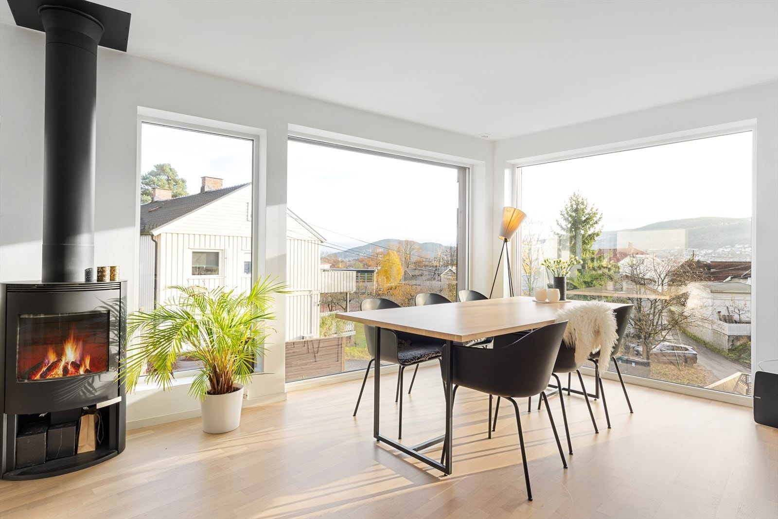 Den flotte peisovnen bidrar til å varme opp både rom og stemning. Det er også etablert varmepumpe i boligen. Galleribilde