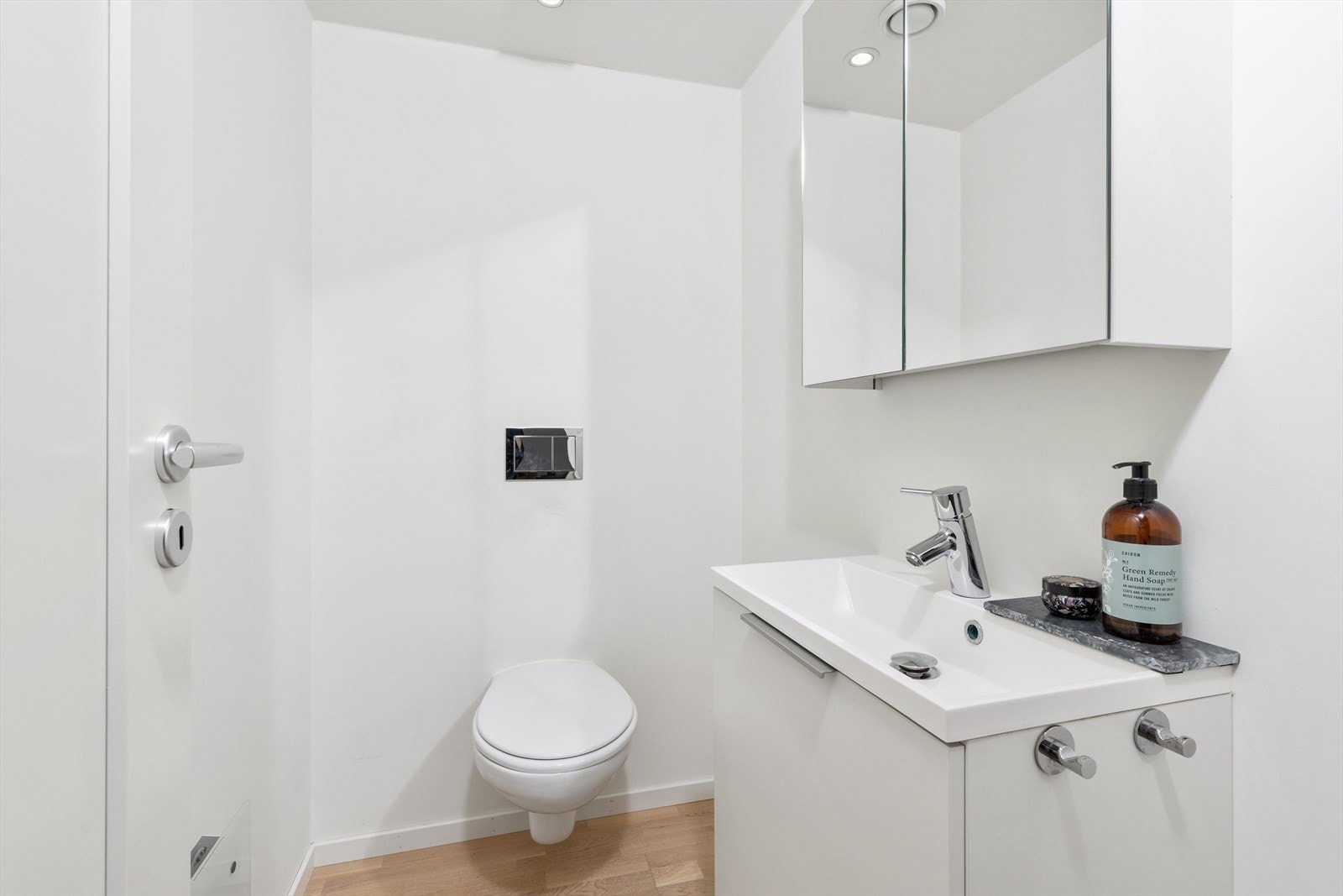 Praktisk wc-rom med vegghengt toalett og lys baderomsinnredning. Galleribilde