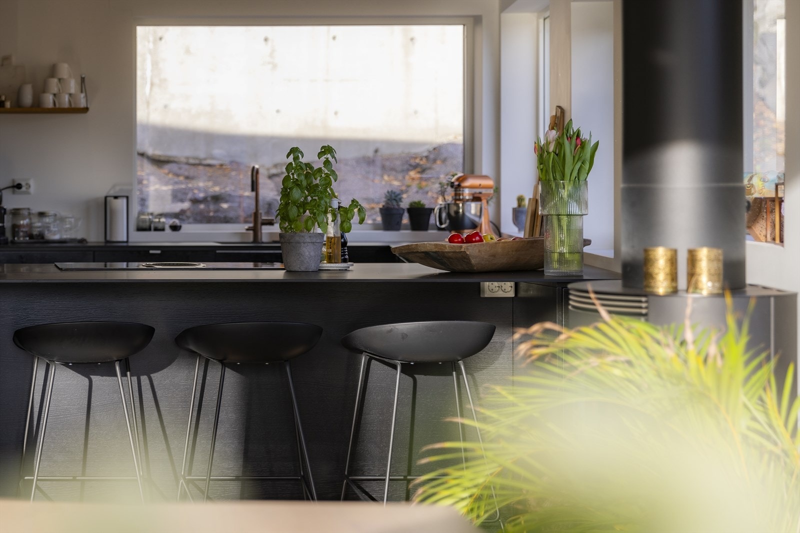 Kjøkkenet byr på en kjekk bar-løsning med plass for bar-krakker. Galleribilde