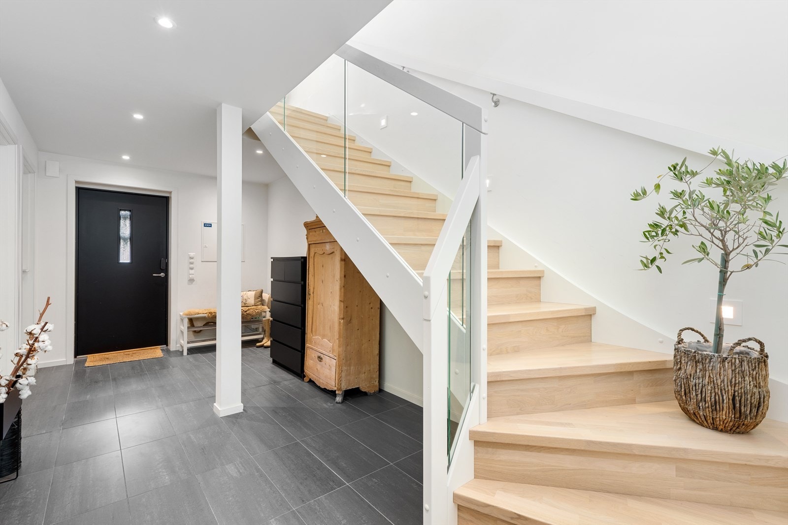 Velkommen inn! Lys og hyggelig entré med god plass for garderobe- og opphengsløsninger. Galleribilde