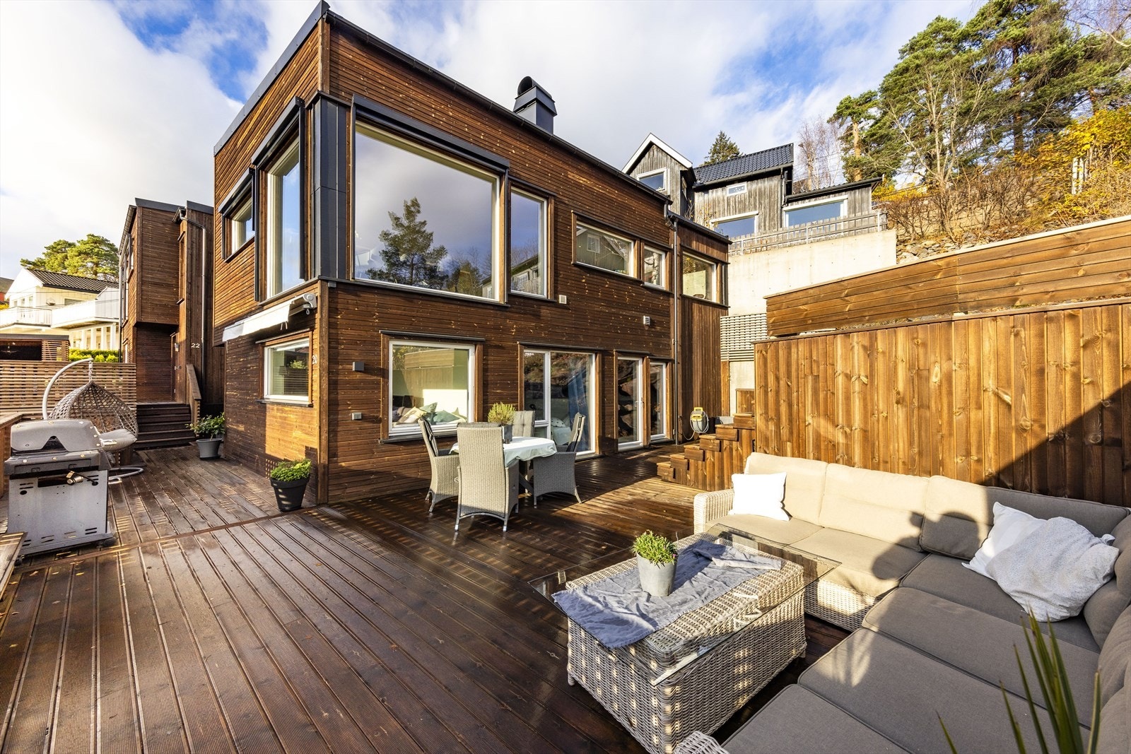 Her er det rikelig med plass for utemøblement, solsenger, grill og annet en måtte ønske. Galleribilde