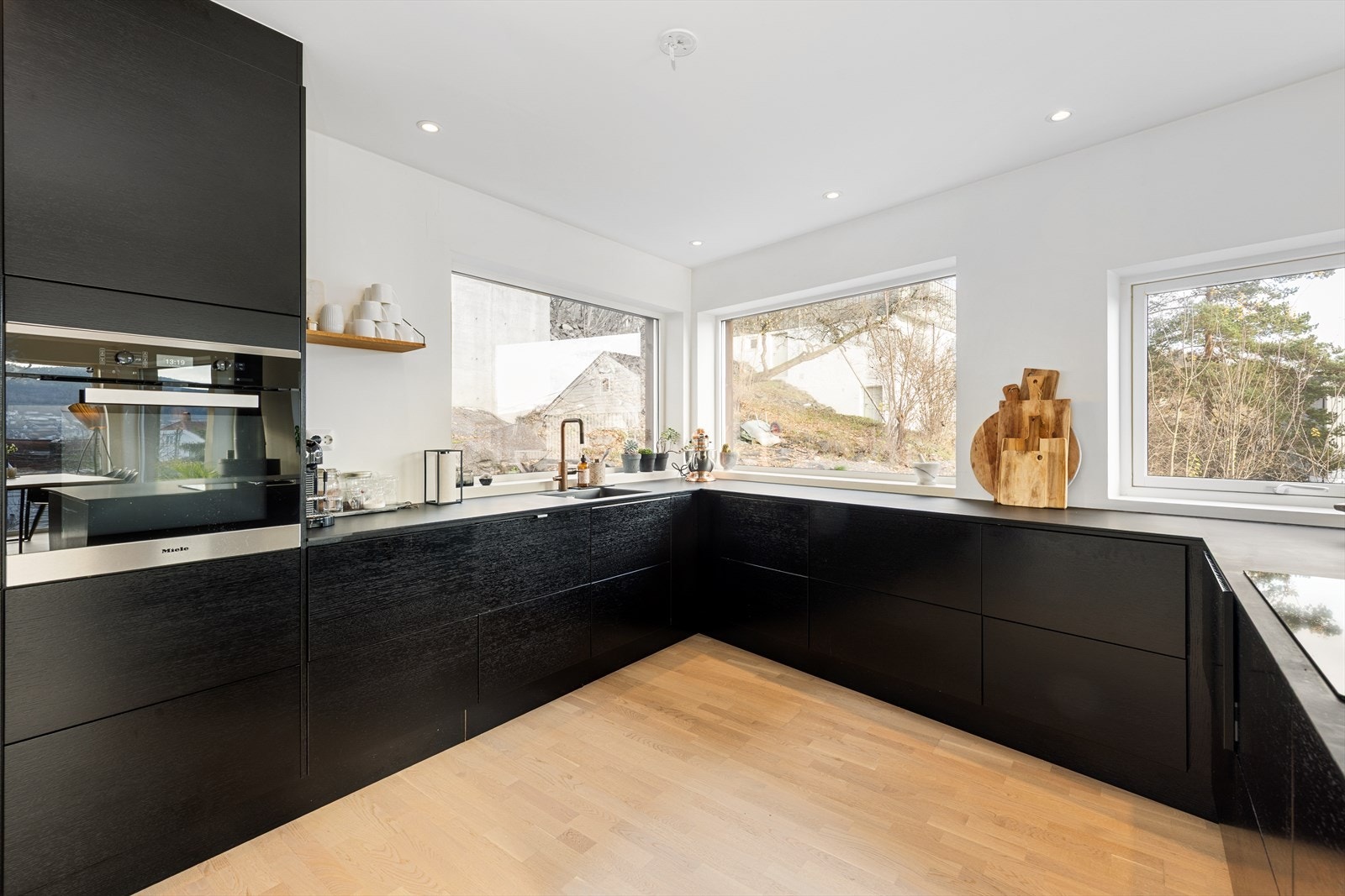 Her har kokken i familien alt han/hun måtte trenge av både skap-, skuff- og benkeplass. Galleribilde