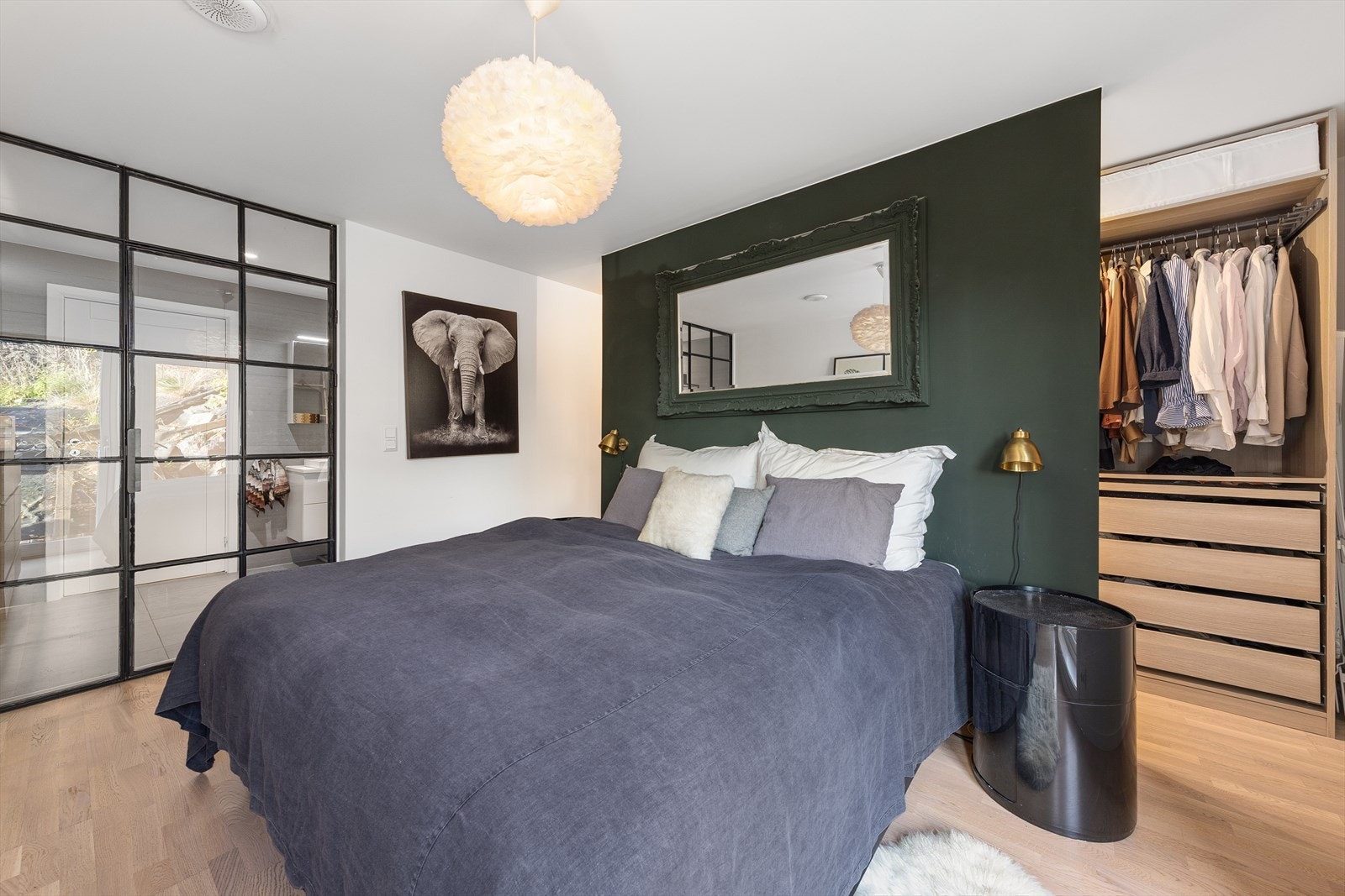 Her er det etablert en svært praktisk walk-in garderobe i bakkant. Galleribilde