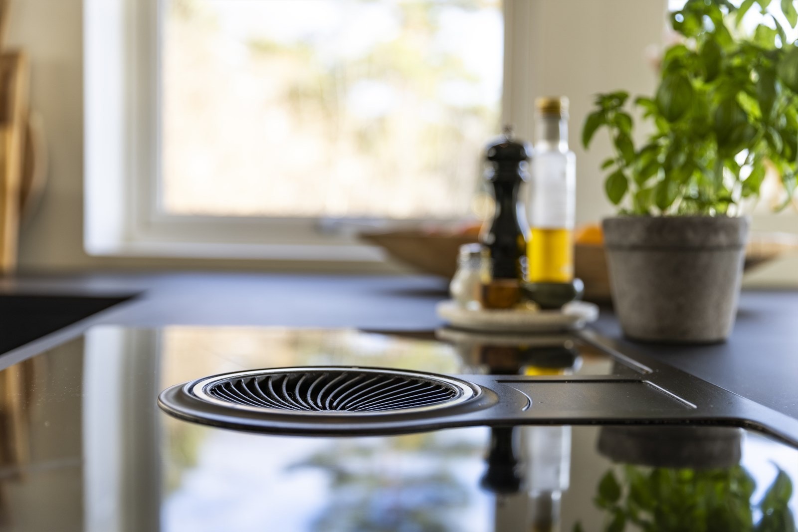 Induksjonstoppen har integrert ventilator. Galleribilde