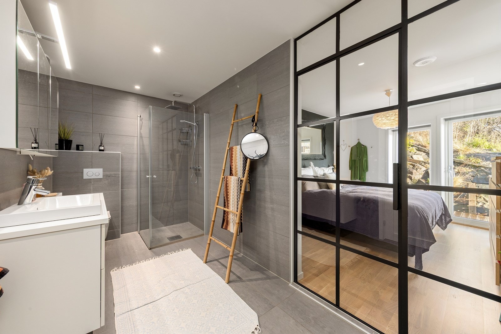 Badet i første etasje fremstår som svært delikat. Her er det flislagte overflater og behagelige varmekabler i gulv. Galleribilde