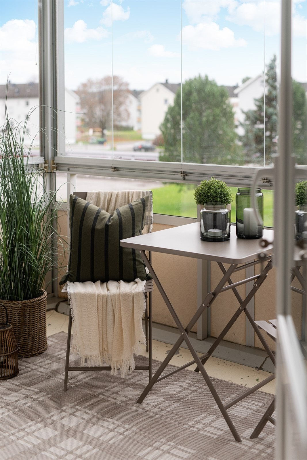 Balkongen på 6 kvm er innglasset med foldevinduer som skal gi mulighet for å åpne opp på varme dager. Galleribilde