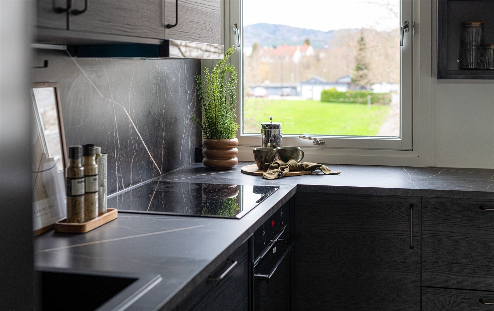 Kjøkkenet har innredning fra Systemkjøkken med glatte fronter og laminert benkeplate, samt integrert platetopp og stekeovn. Over stekesone er det avtrekksvifte. Galleribilde