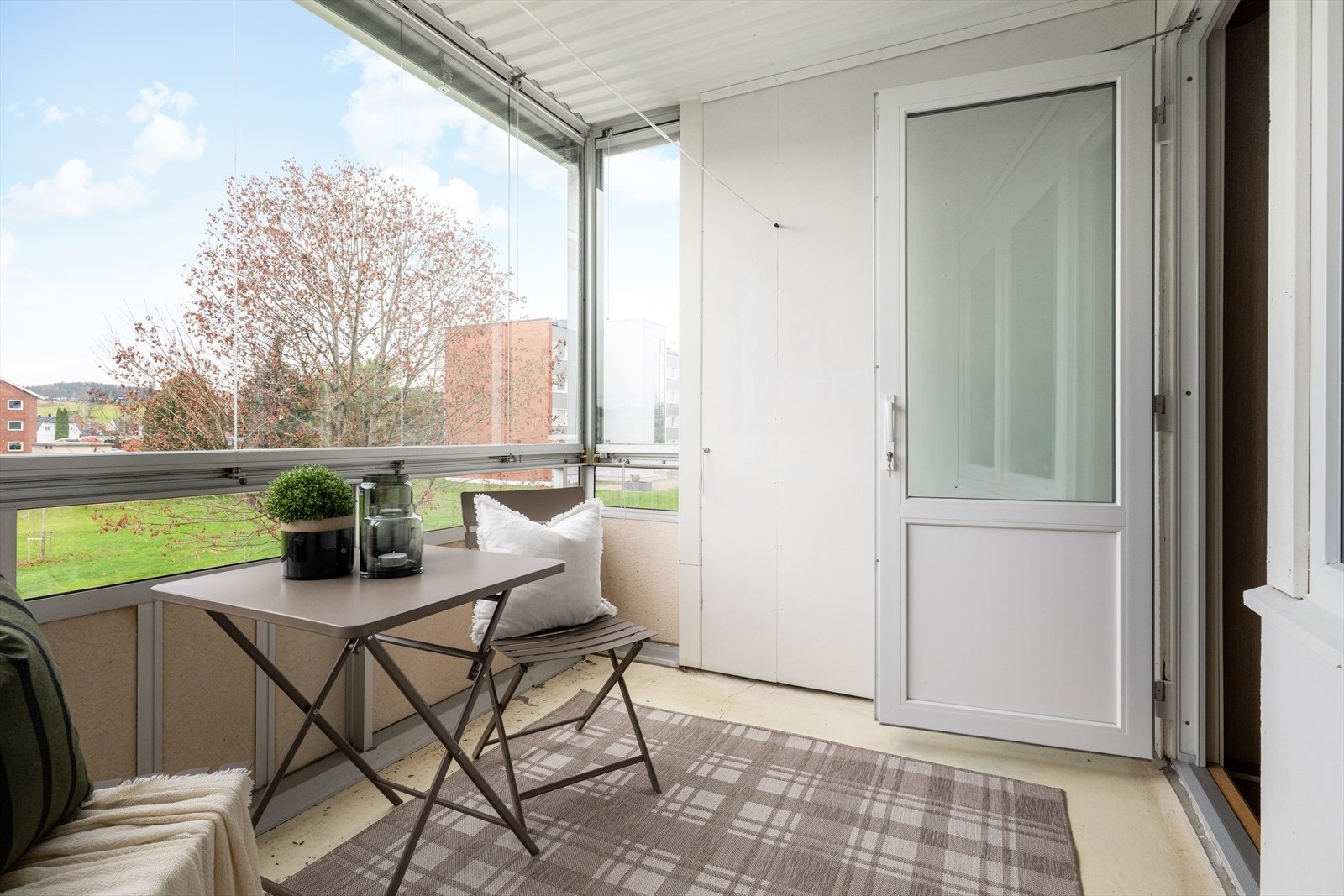 Her er det plass til utemøbler og det er fint utsyn over nærområdet. Galleribilde