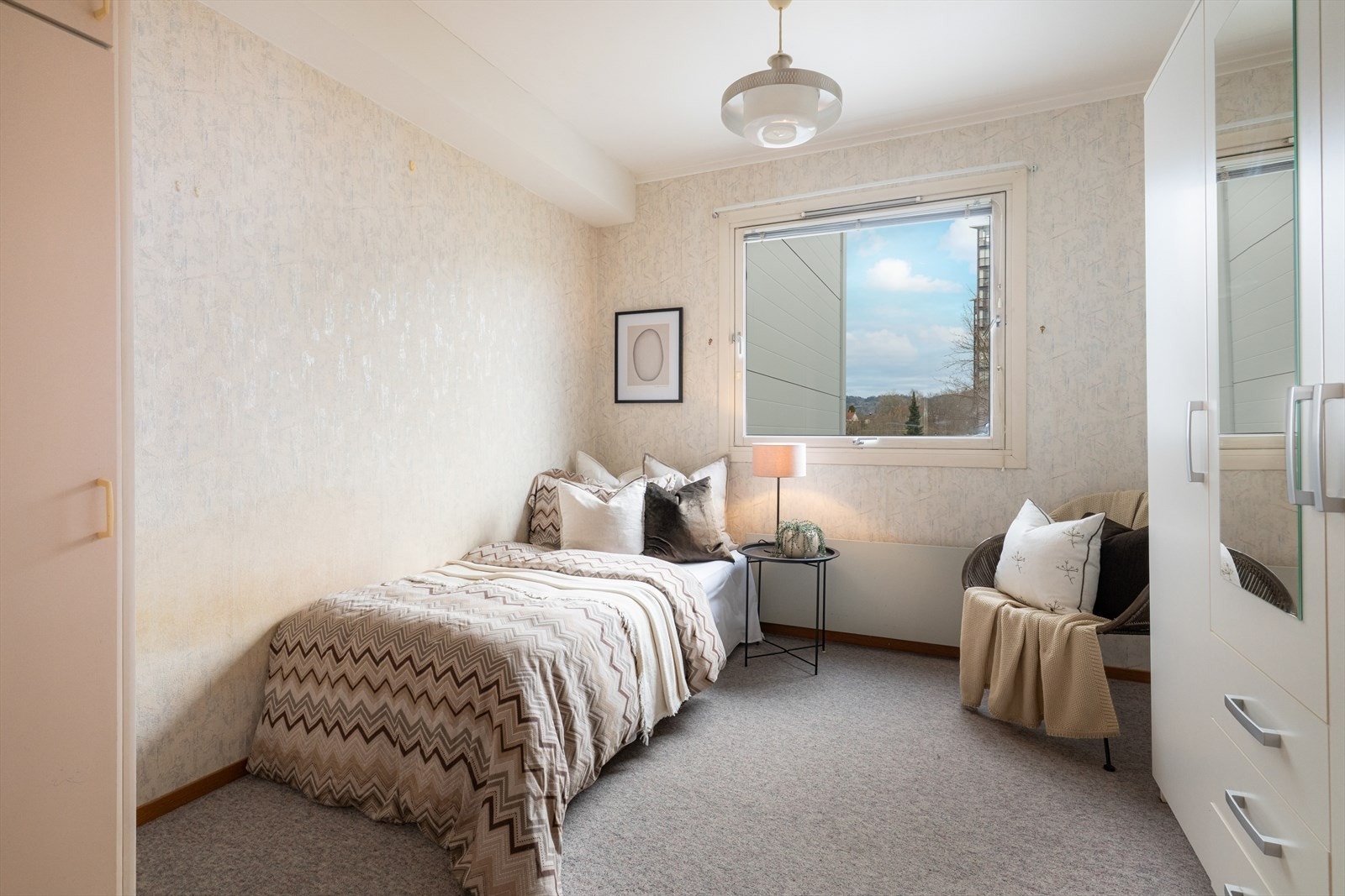 Leiligheten har to lyse og pene soverom som begge har garderobeskap for klesbeholdningen. Galleribilde