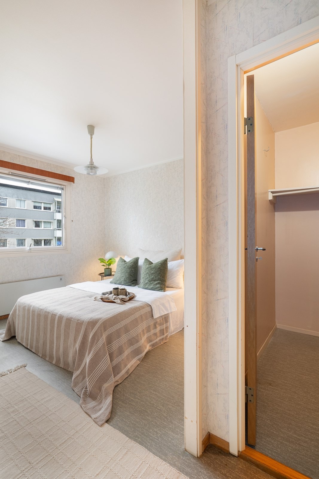 Dette rommet har i tillegg et praktisk, tilliggende garderoberom. Galleribilde