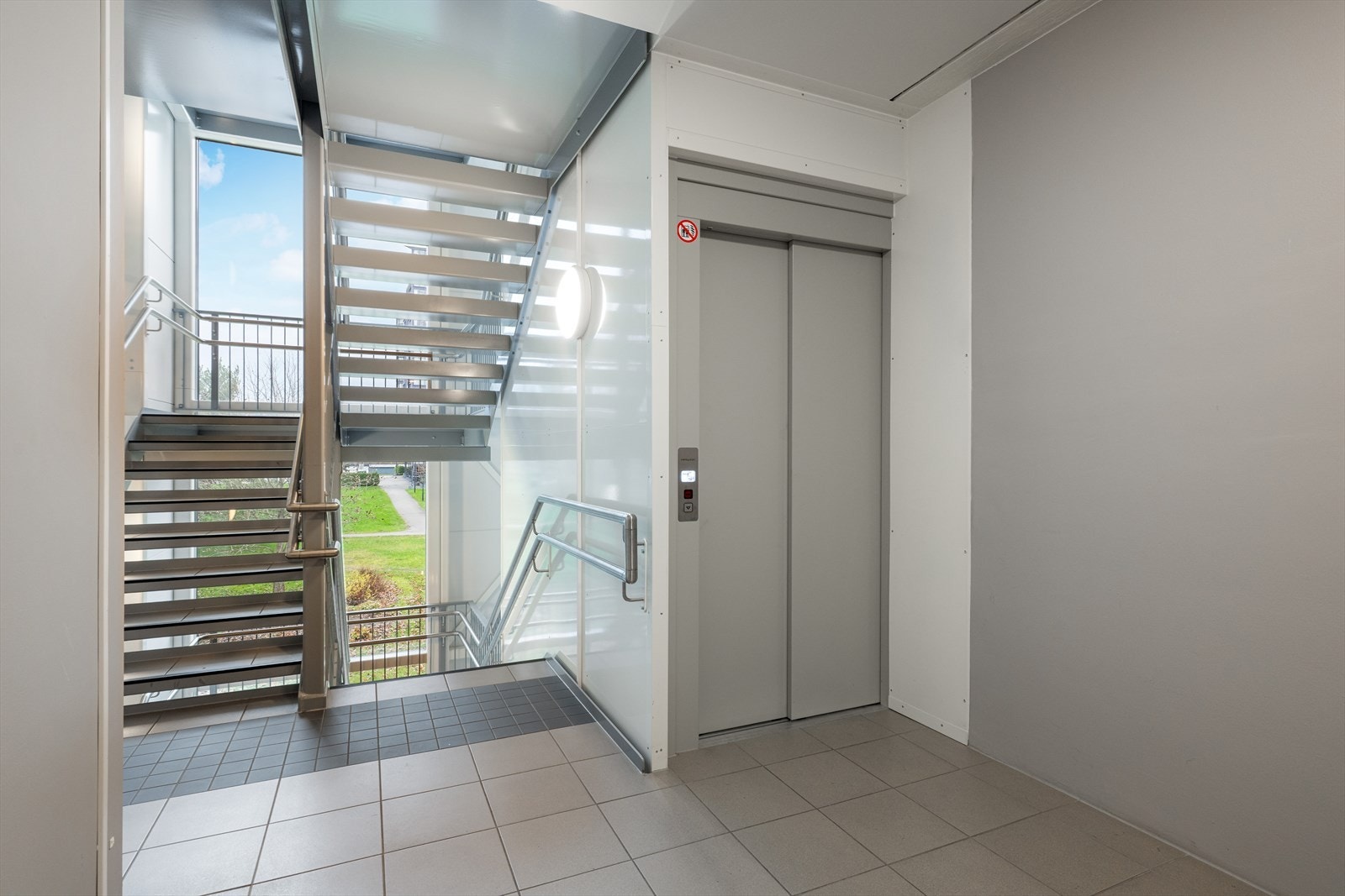 Borettslaget har satt inn nye balkongdører og 2 nye vinduer i 2024/25, samt nye heiser i 2016/2017. Galleribilde