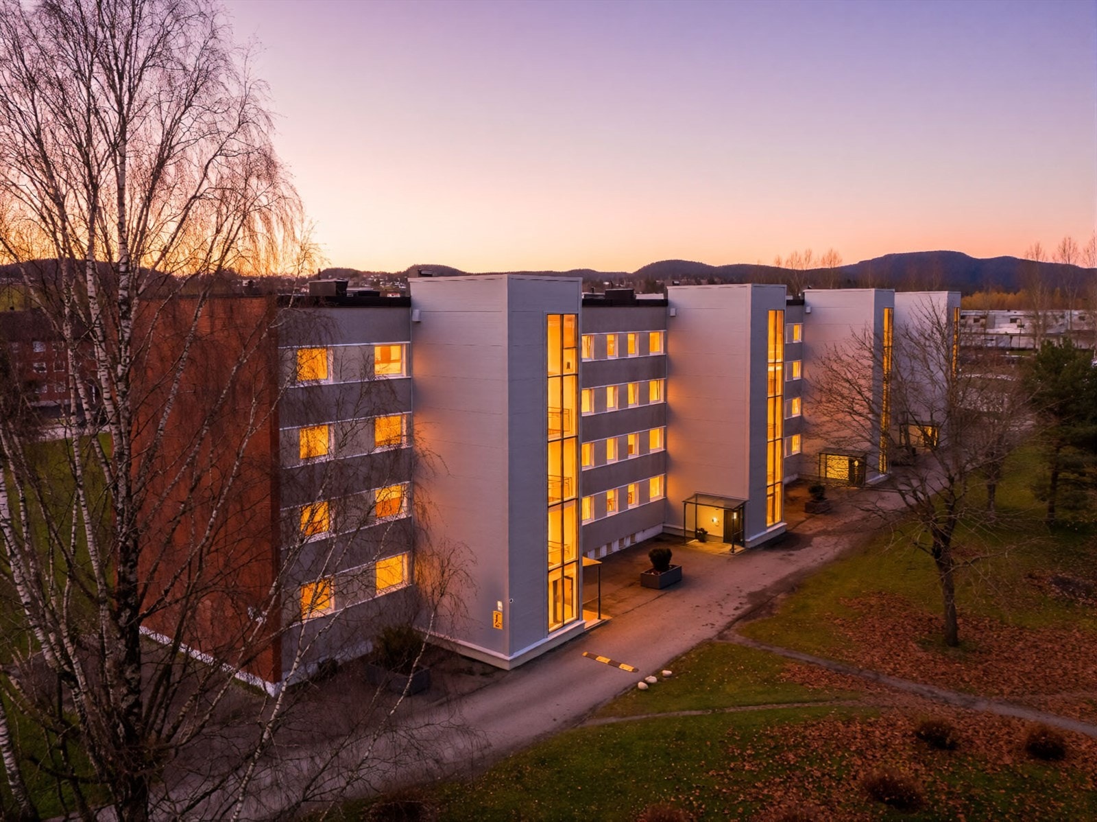 Leiligheten har nærhet til dagligvareforretninger, apotek og bakeri, samt gode bussforbindelser og flotte turområder. Kort vei til Skien sentrum. Svært attraktivt på Falkum i et rolig boligområde. Galleribilde