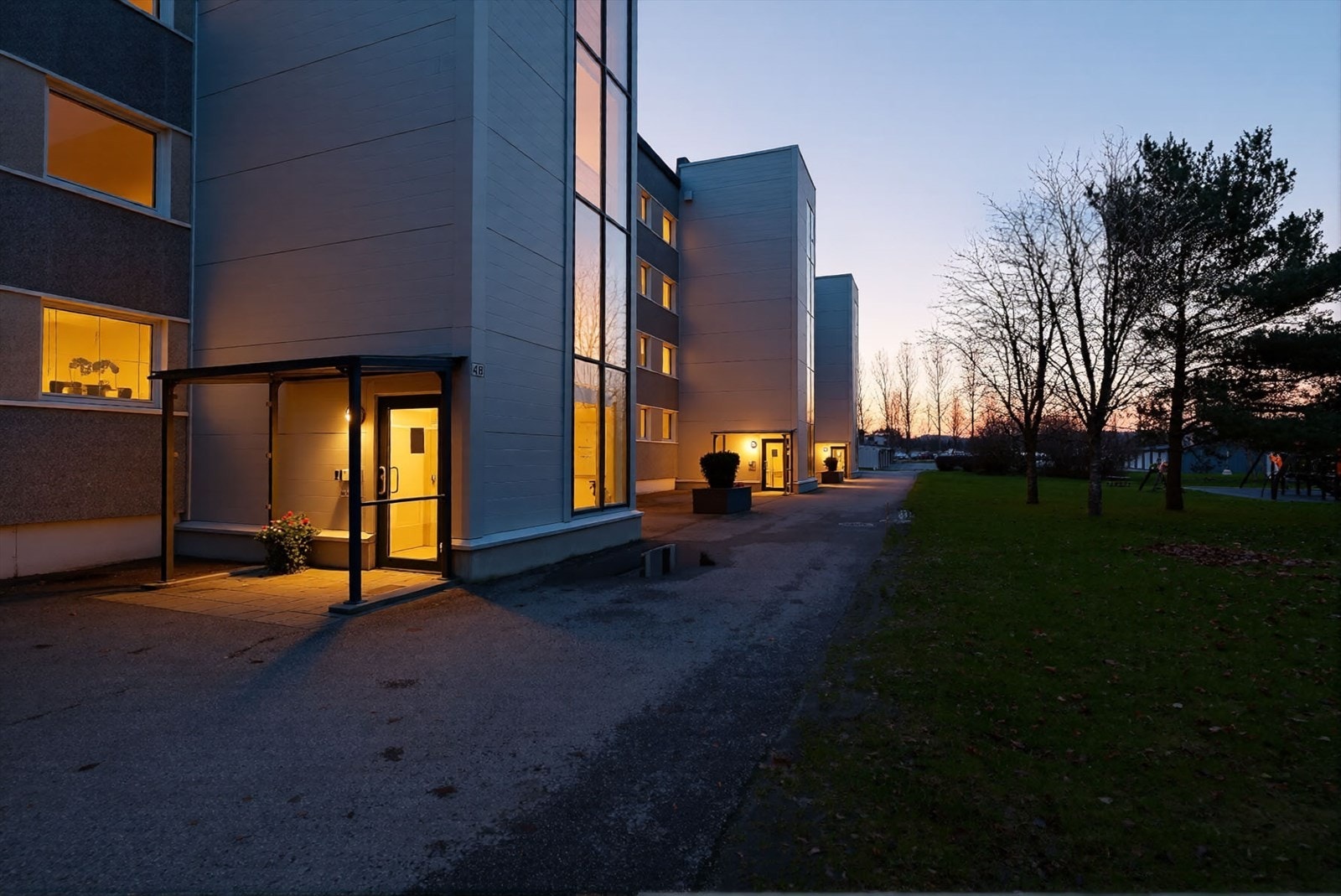 Borettslaget har også felles biloppstillingsplasser med 6 ladestasjoner for el-bil, samt noen garasjerekker. Garasjer tildeles etter ventelisteordning. Galleribilde