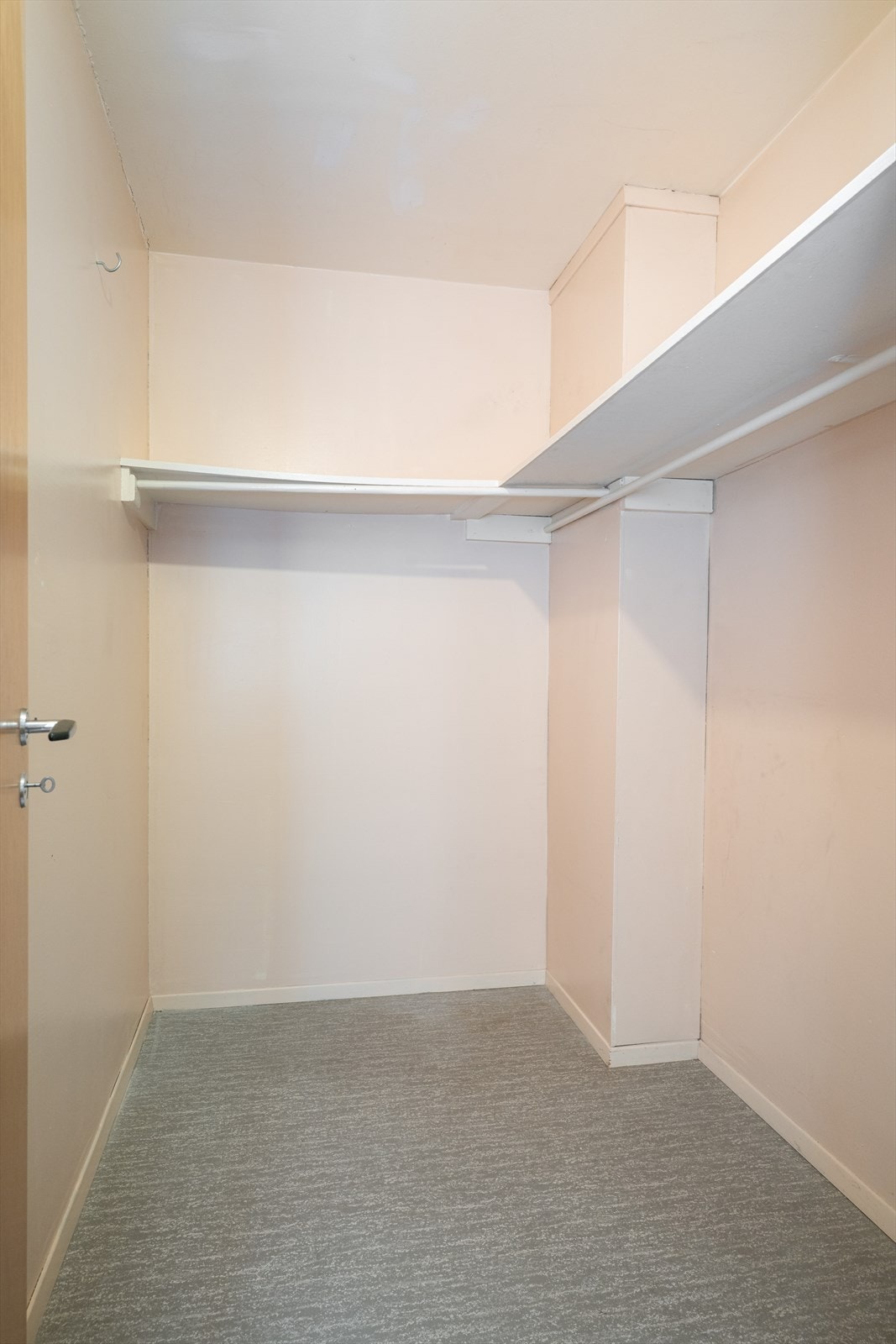 Garderoberom med hyller og heng. Galleribilde