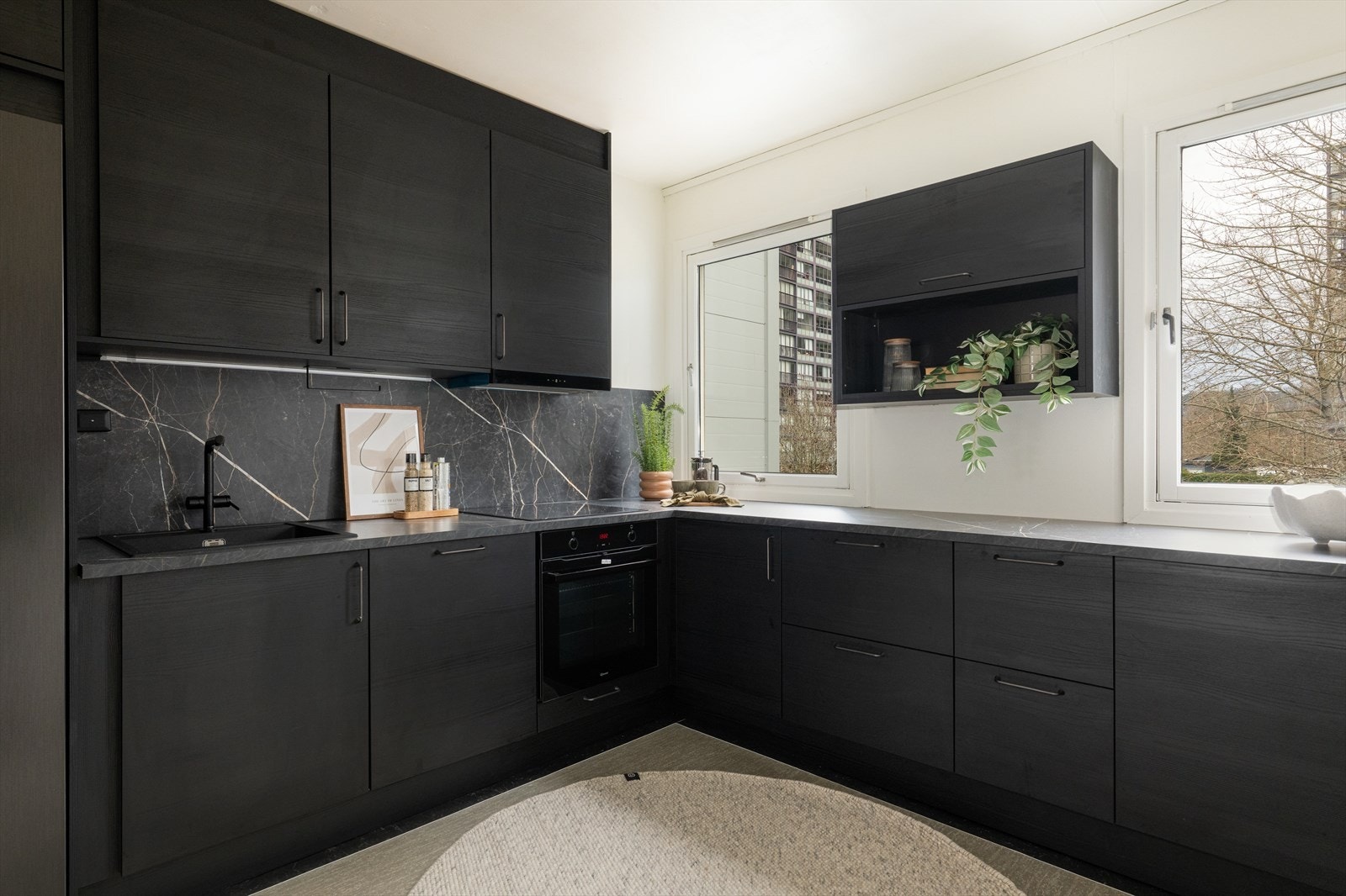 Et moderne og flott kjøkken fra 2025, med god skap- og skuffplass og store arbeidsflater. Galleribilde