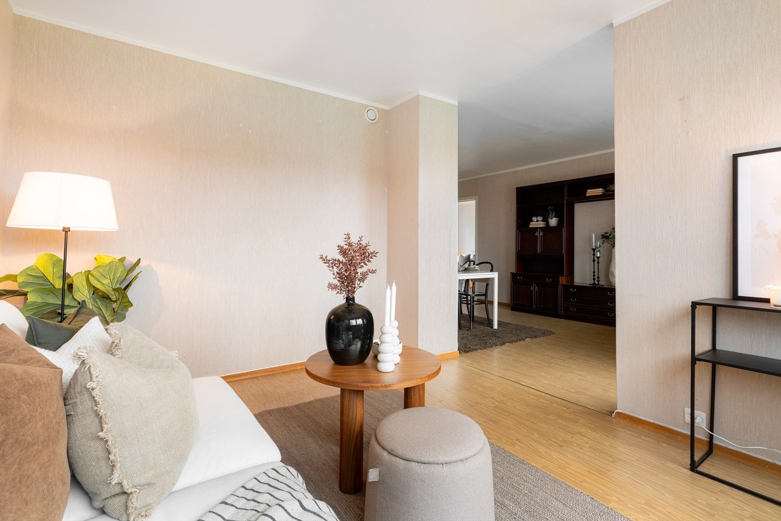 Det er god plass til sofagruppe i en del, og spisestuen finner sin naturlige plass utenfor kjøkkenet. Galleribilde