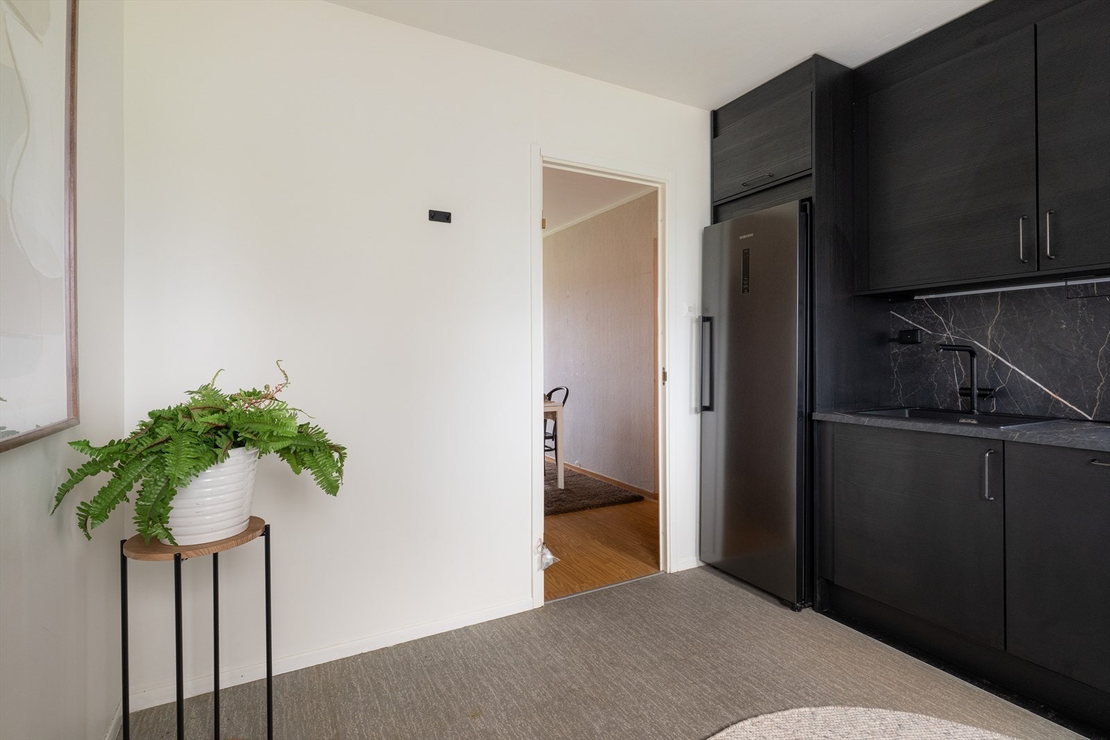 I hjørnet av kjøkkenet er det plass for et lite kjøkkenbord. Galleribilde