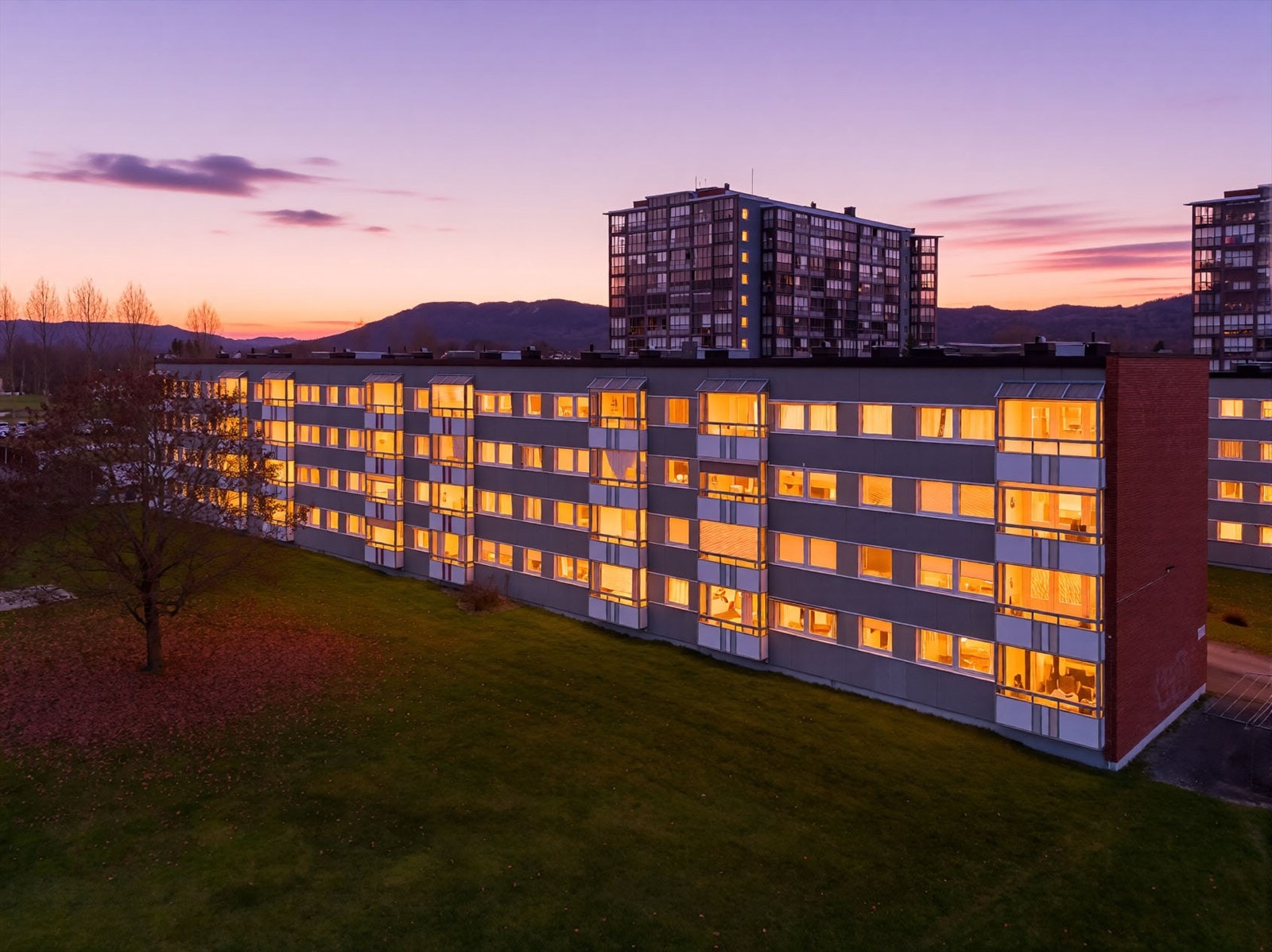 Leiligheten ligger sentralt og fint til på Falkum med gangavstand til Skiens sentrumsgater med alle fasiliteter. Området er barnevennlig, med barnehage og barneskole innen gangavstand samt flere dagligvareforretninger. Galleribilde