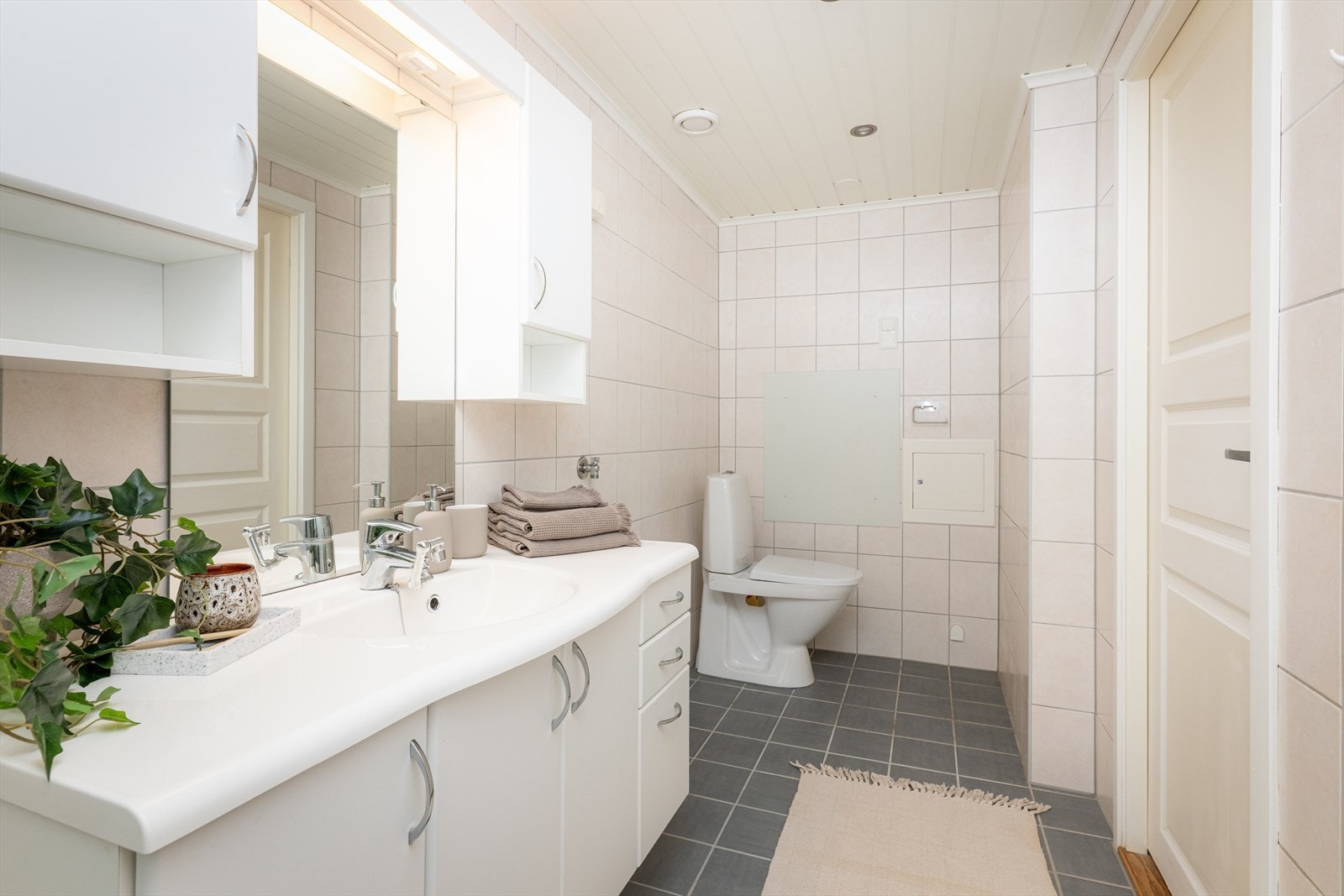 Romslig, flislagt bad rehabilitert av borettslaget ca. 2011. Det er opplegg for vaskemaskin. Galleribilde