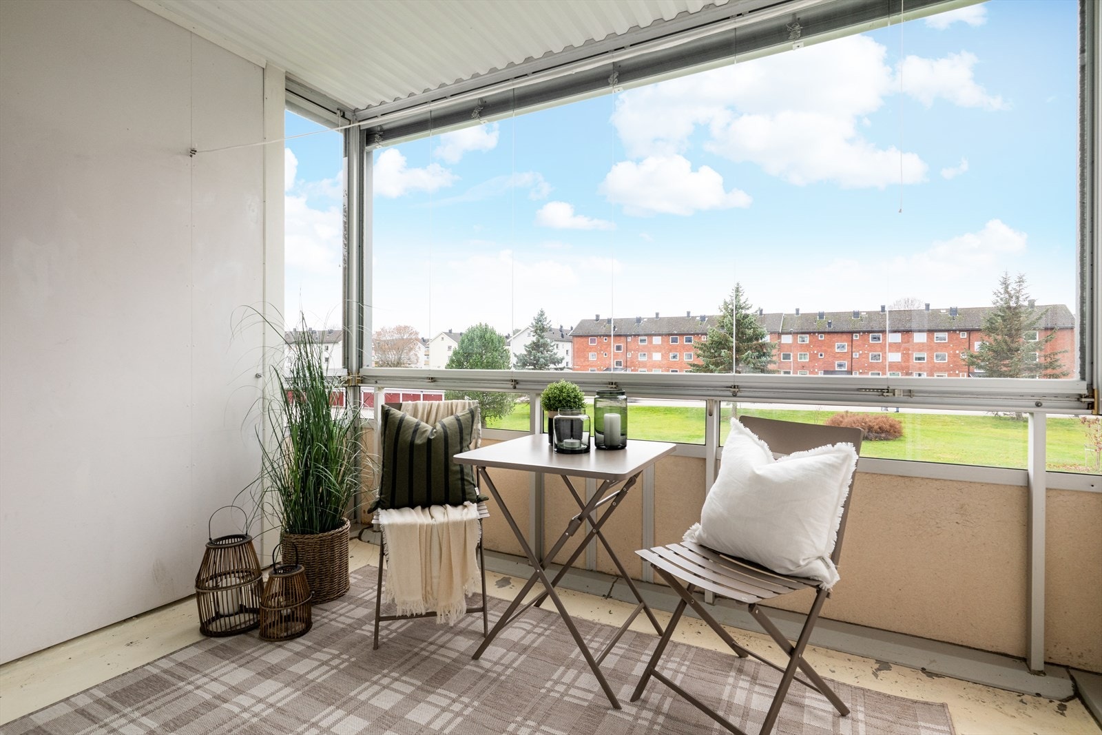 En lys og trivelig 3-roms leilighet lunt beliggende i 2. etasje, med innglasset balkong med gode solforhold og fint utsyn over nærområdet. Galleribilde