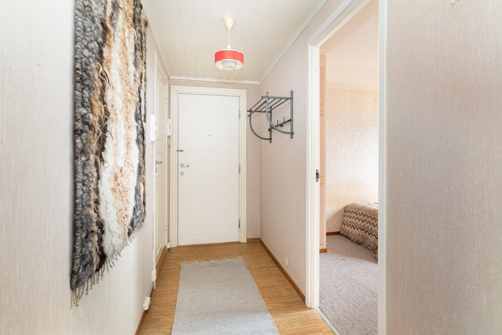 I entre er det plass til sko og yttertøy. Det er montert calling anlegg for enkelt å kunne slippe besøkende inn. Galleribilde