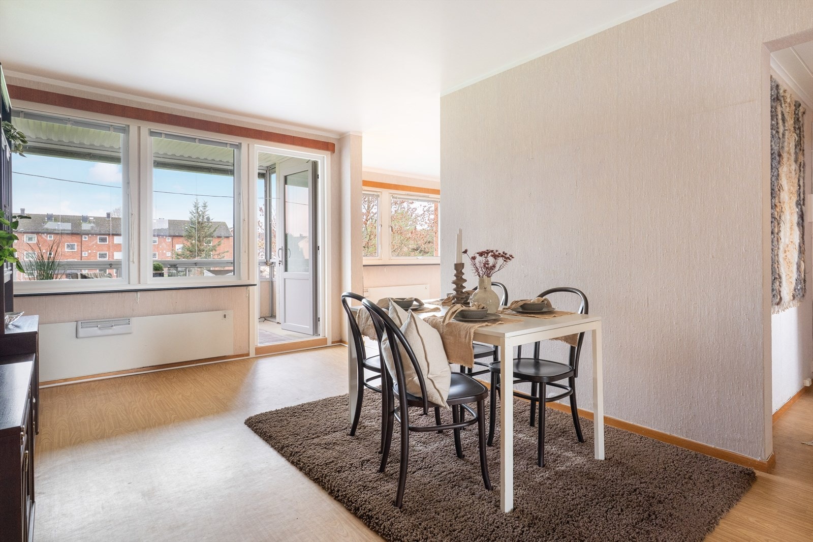 Leiligheten har en hyggelig, todelt stue av god størrelse, med store vindusflater og utgang til innglasset balkong. Galleribilde