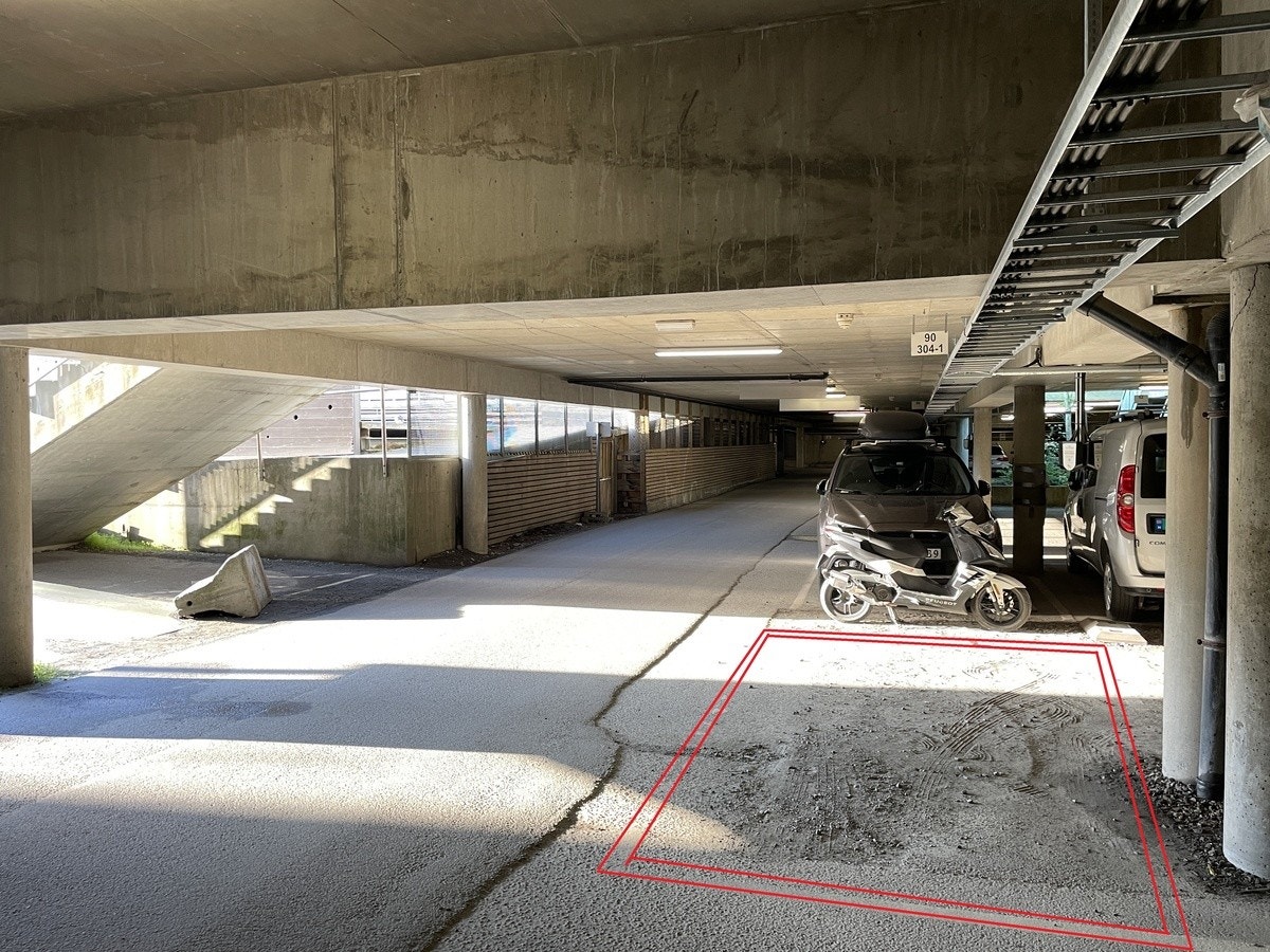 Parkeringsplassen er helt nær hovedinngangen. Du slipper å parkere langt unna. Galleribilde