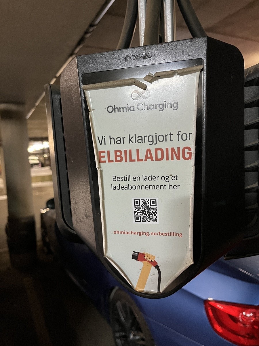 Det er tilrettelagt for anskaffelse av strømuttak for elbillader. Dette må leietager eventuelt bekoste selv. Galleribilde
