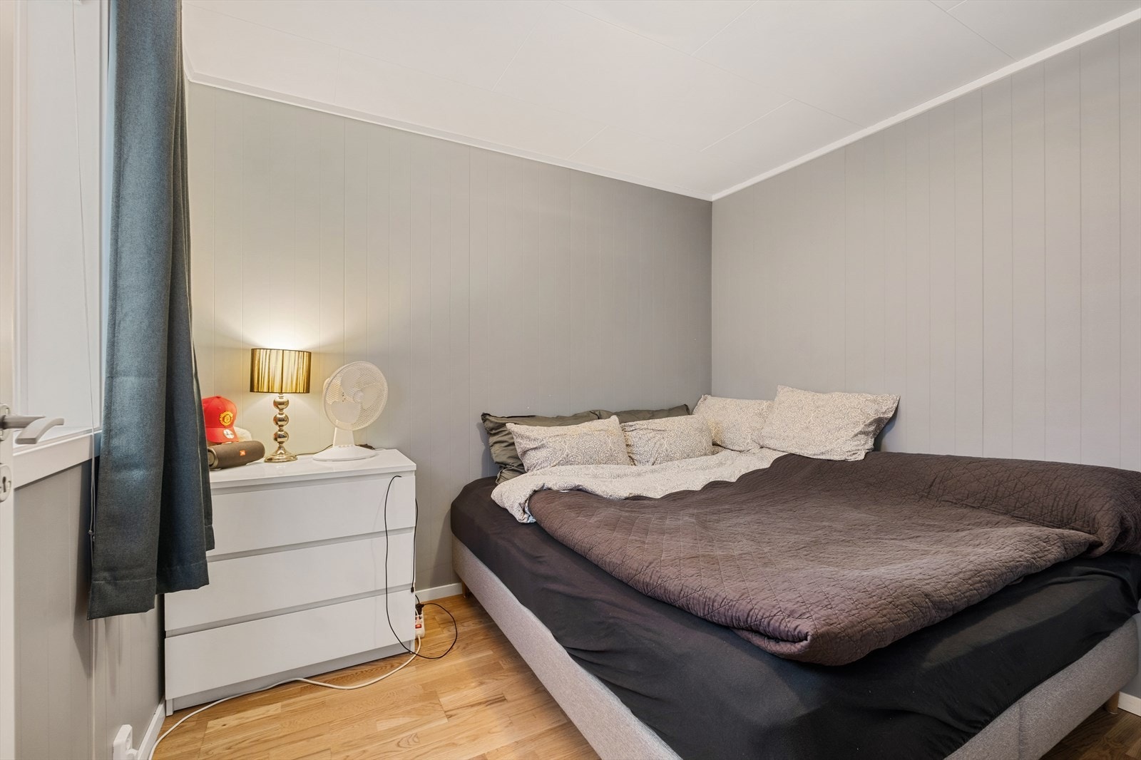 Leiligheten har et romslig soverom med god plass til seng og garderobeløsning Galleribilde