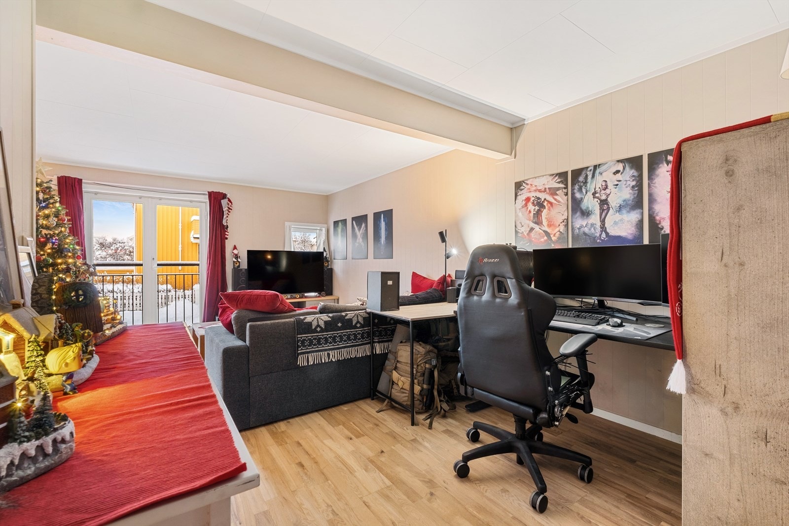 Moderne overflater med trestavs parkett på gulv og lyse, hvitmalte panelplater på veggene Galleribilde