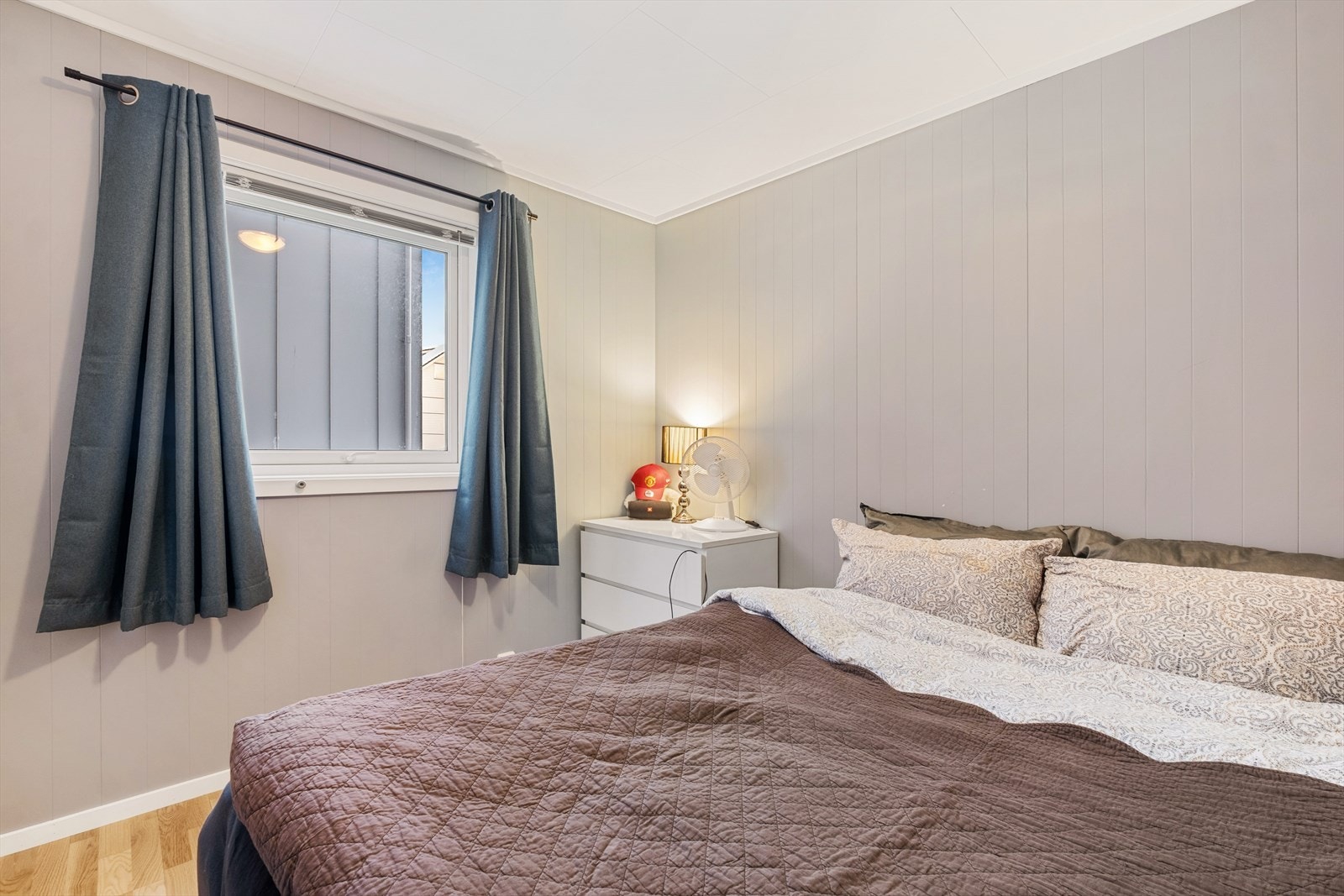 Overflatene består av trestavs parkett og lyse vegger, noe som bidrar til et behagelig og moderne preg Galleribilde