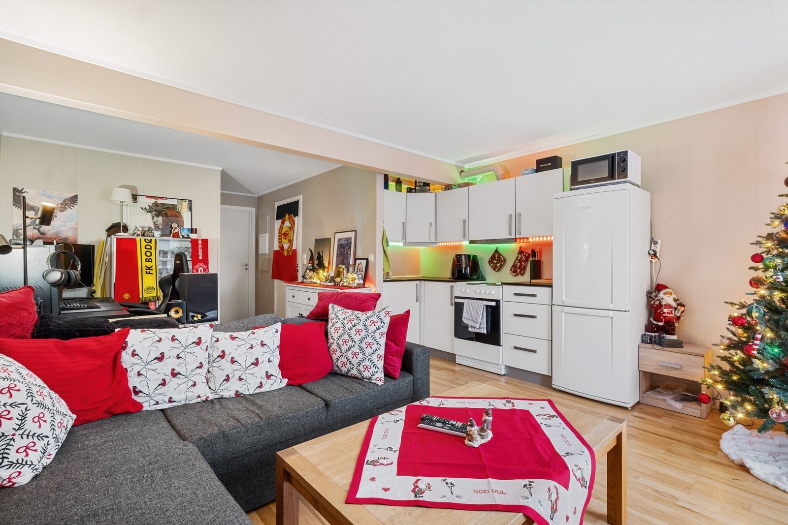 Innbydende stue med god plass til både sofagruppe og spisebord Galleribilde