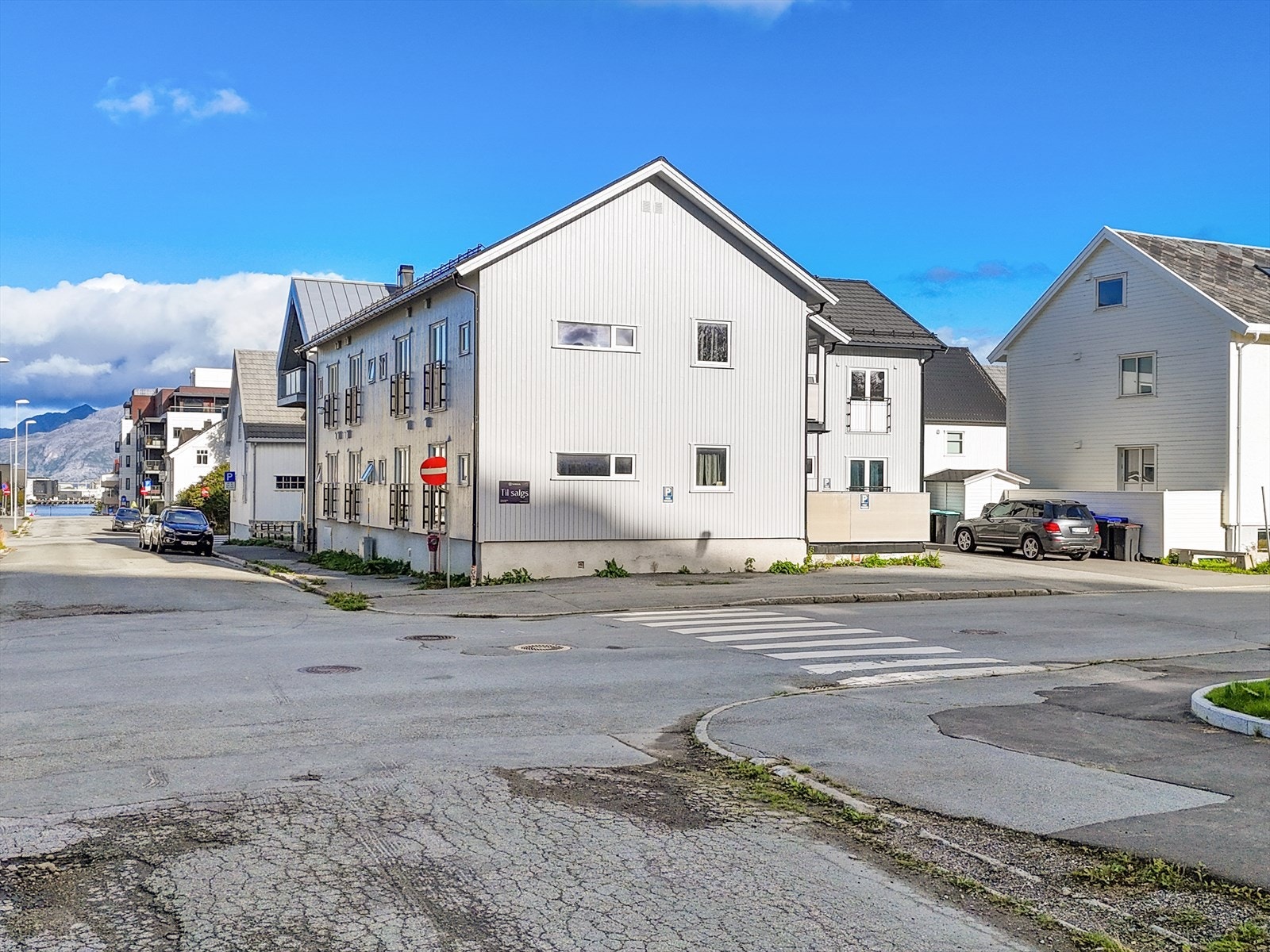 Nærområdet er rolig og består av variert bebyggelse Galleribilde