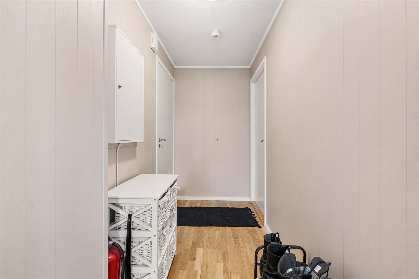 Lys og praktisk gang med god plass til oppbevaring Galleribilde